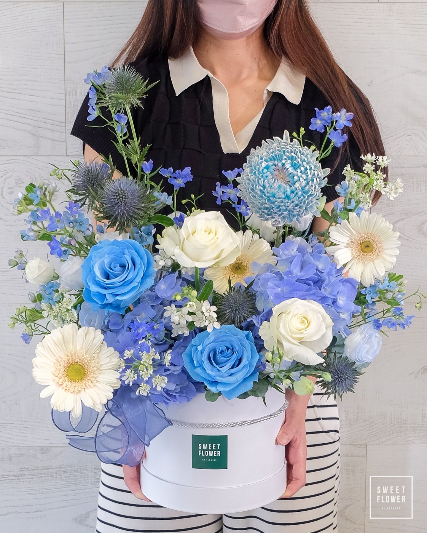 กล่อง ฟ้า ขาว หวาน ดอกไม้หลัก กุหลาบ ไฮเดรนเยีย เบญจมาศ/มัม — ผลงานร้านดอกไม้ Sweetflower by Issaree — ภาพที่ 2 จาก 2