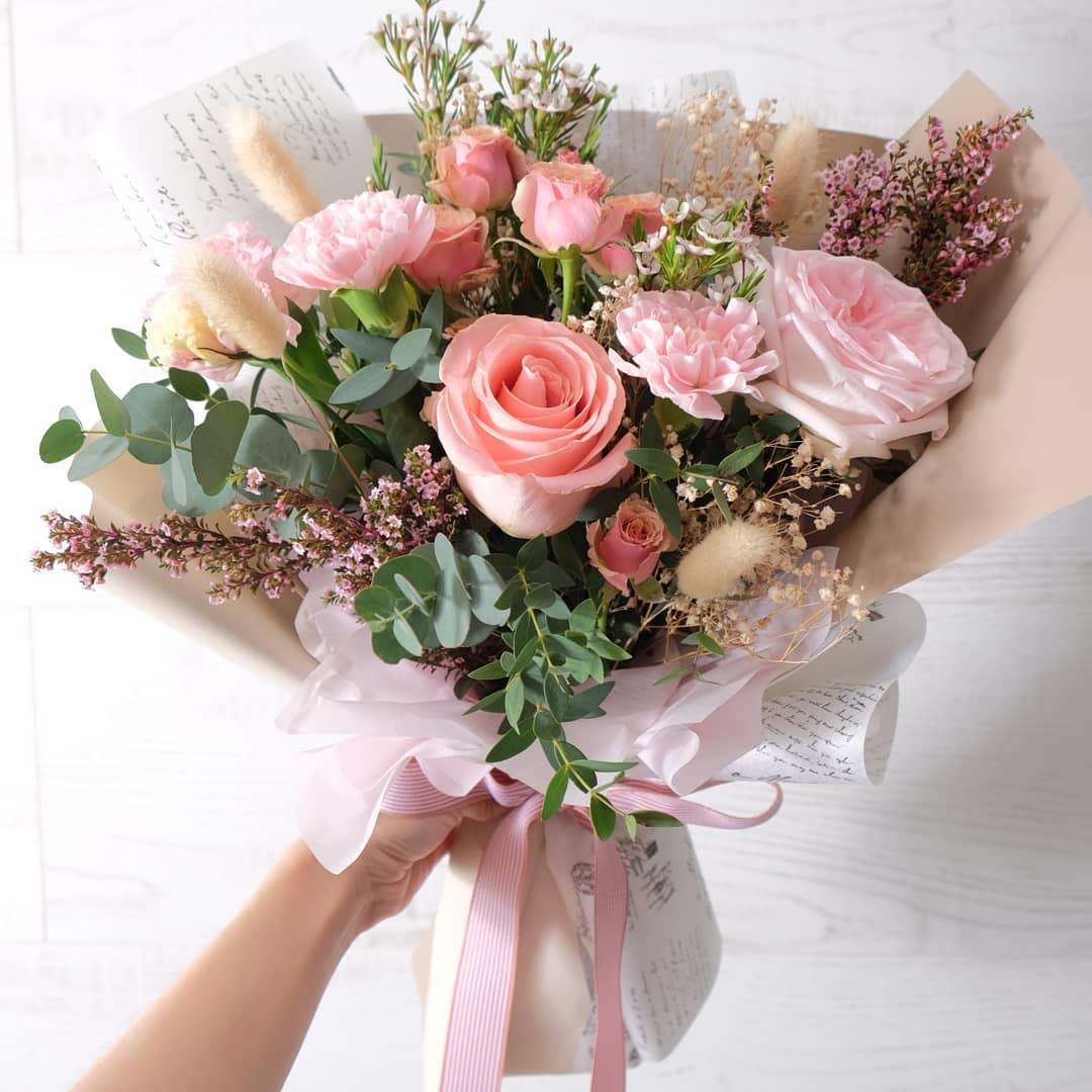 ช่อ พาสเทล หวาน ดอกไม้หลัก กุหลาบ พีโอนี่ คาร์เนชั่น — ผลงานร้านดอกไม้ Sweetflower by Issaree