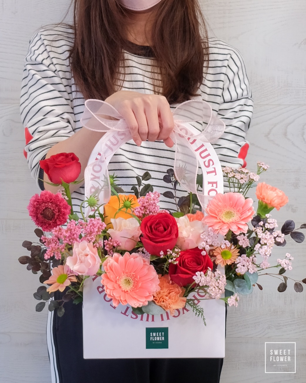 ตะกร้า แดงโรแมนติก คลาสสิก ดอกไม้หลัก กุหลาบ เยอบีร่า อื่นๆ — ผลงานร้านดอกไม้ Sweetflower by Issaree — ภาพที่ 2 จาก 2