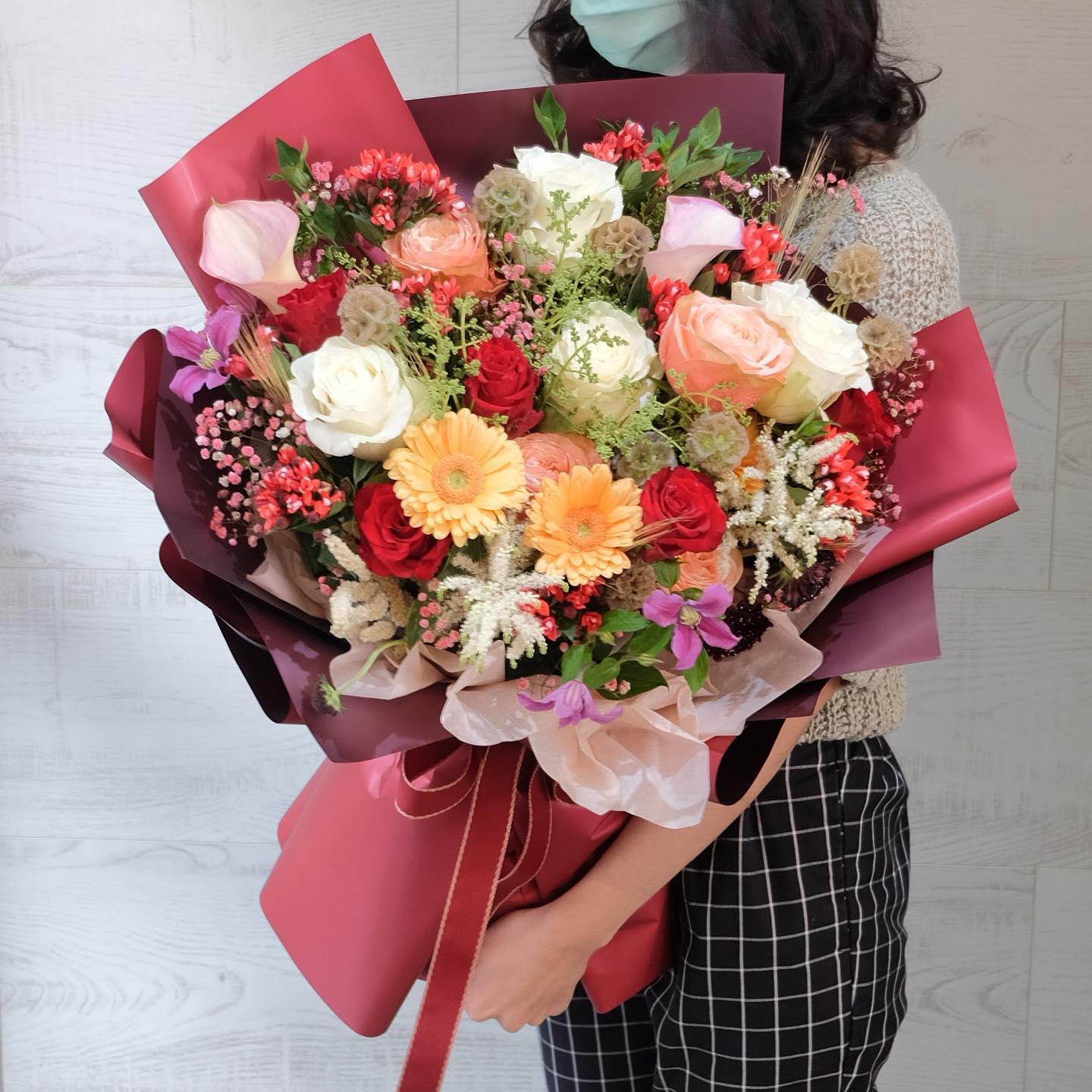 ช่อ แดงโรแมนติก หวาน ดอกไม้หลัก กุหลาบ เดซี่/มาร์กาเร็ต คาร์เนชั่น — ผลงานร้านดอกไม้ Sweetflower by Issaree — ภาพที่ 4 จาก 4