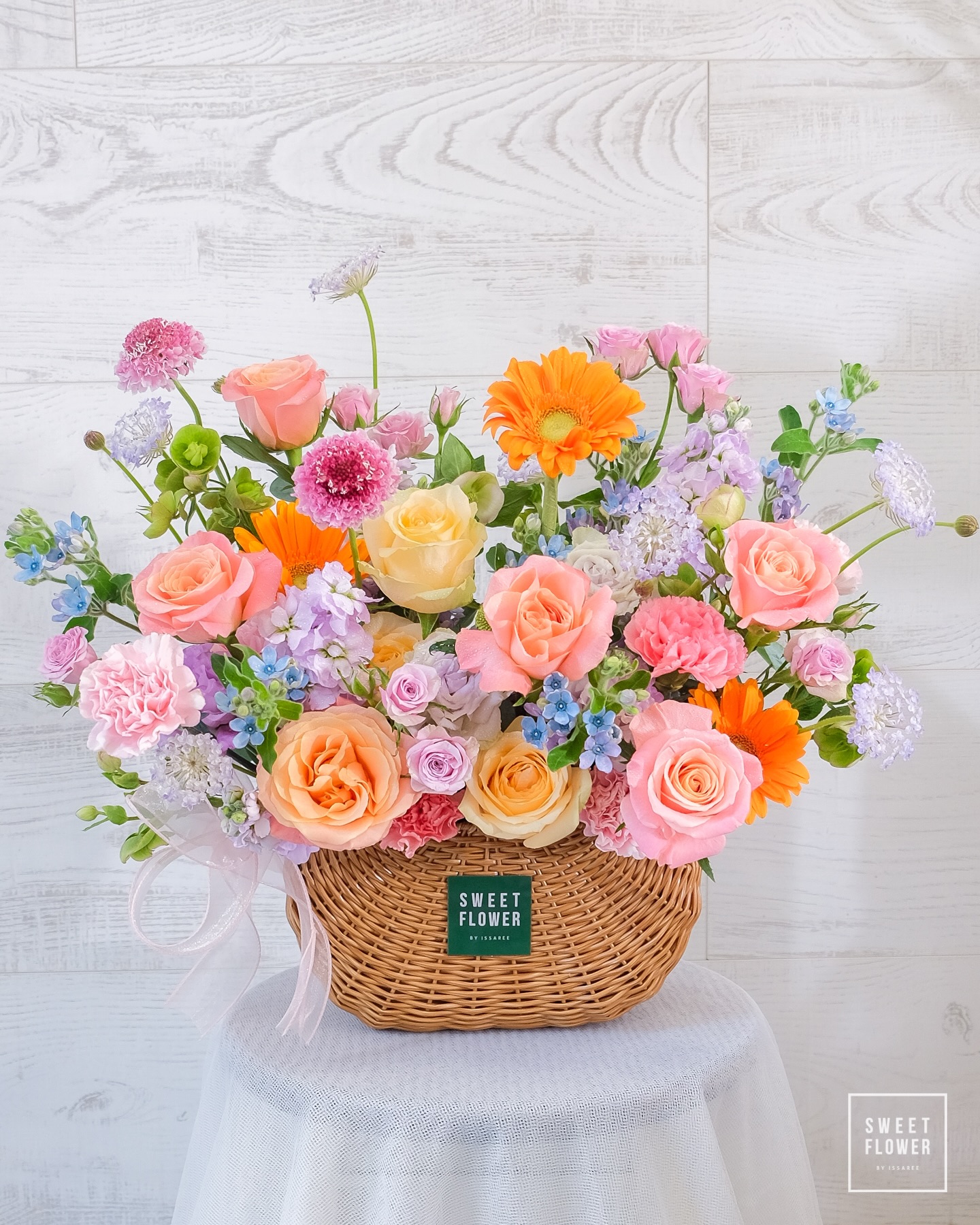 ตะกร้า หลากสี หวาน ดอกไม้หลัก กุหลาบ เยอบีร่า คาร์เนชั่น — ผลงานร้านดอกไม้ Sweetflower by Issaree — ภาพที่ 4 จาก 4