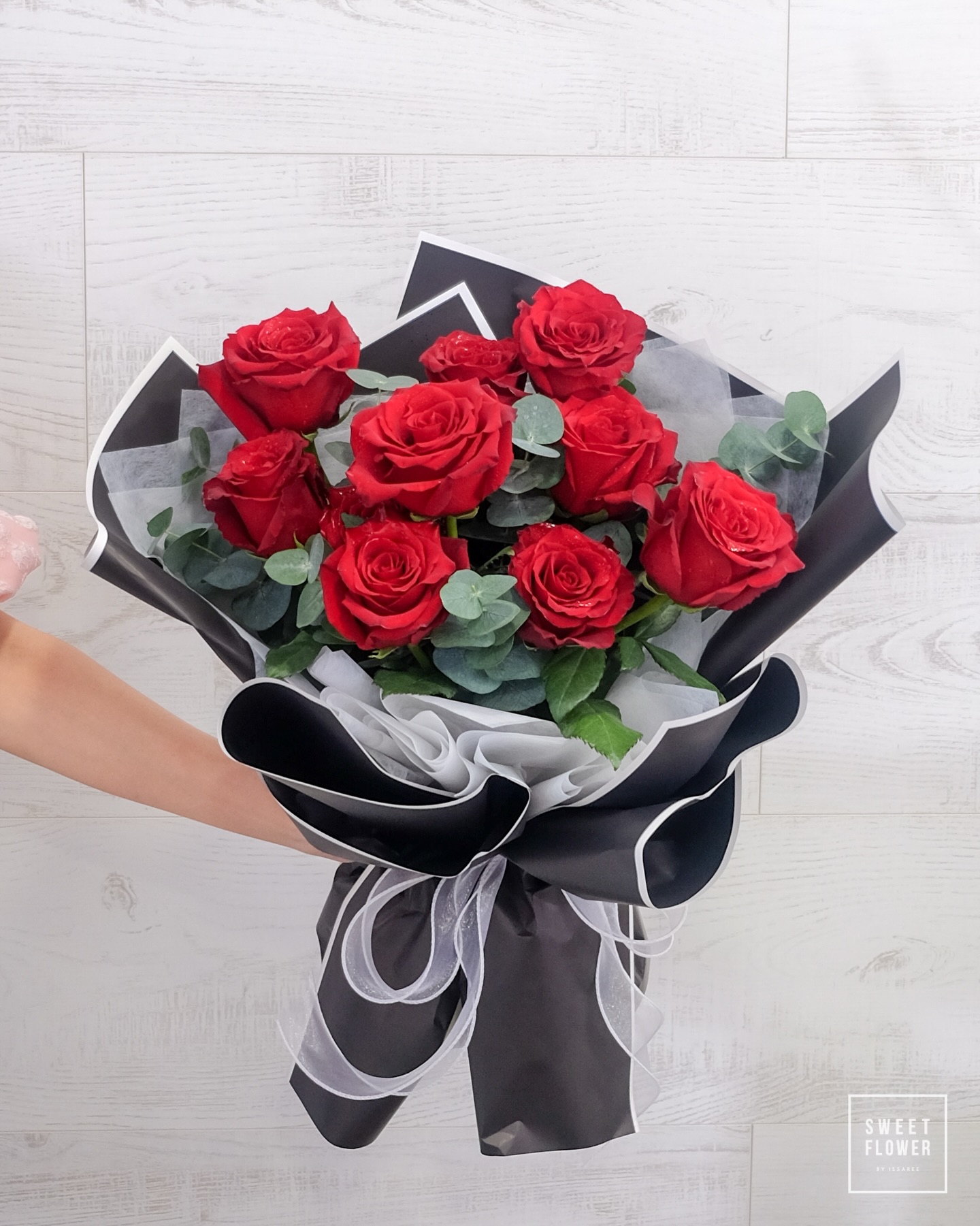 ช่อ แดงโรแมนติก คลาสสิก ดอกไม้หลัก กุหลาบ ยูคาลิปตัส/ใบไม้ — ผลงานร้านดอกไม้ Sweetflower by Issaree — ภาพที่ 6 จาก 8