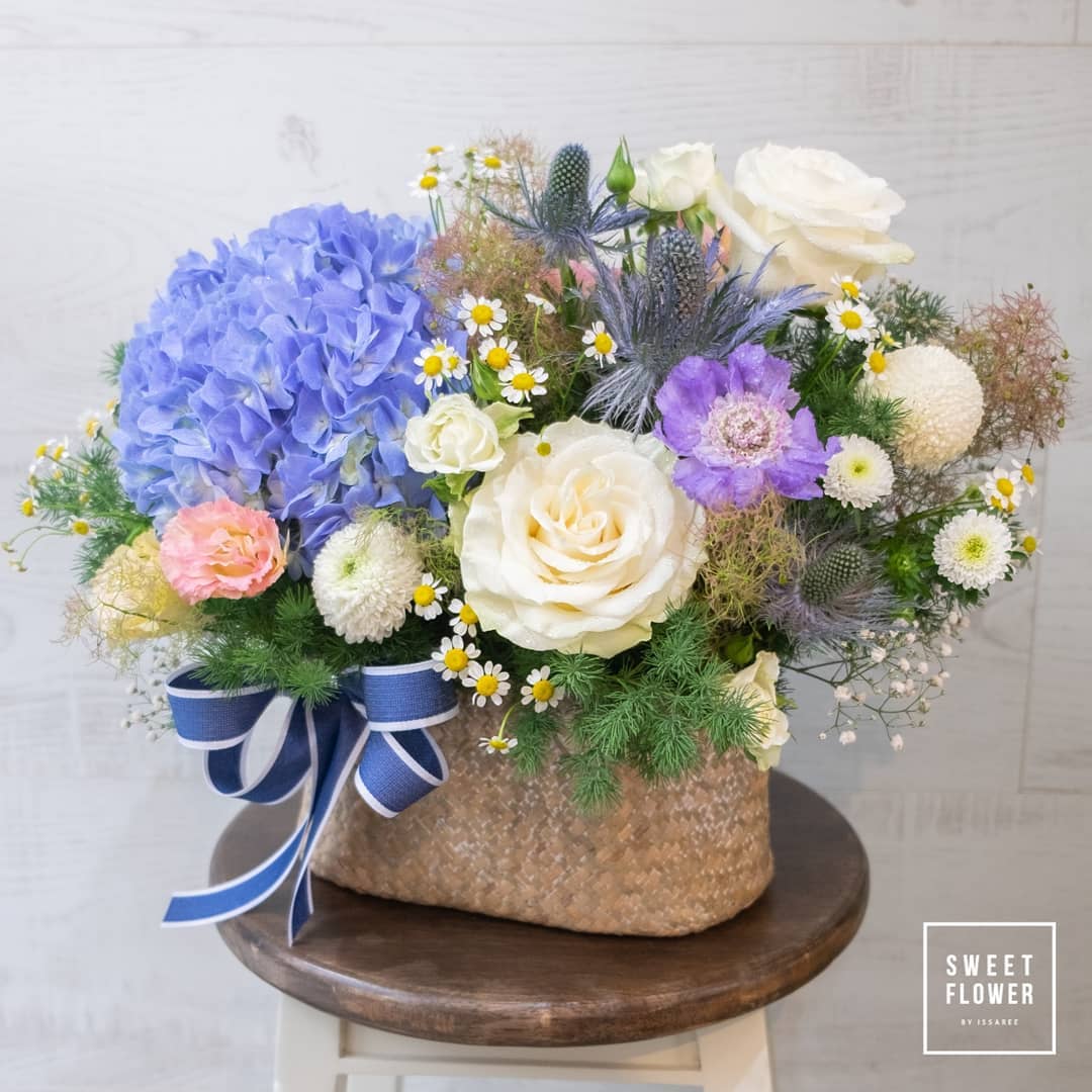 กล่อง ม่วง-ฟ้า หวาน ดอกไม้หลัก ไฮเดรนเยีย กุหลาบ คาร์เนชั่น — ผลงานร้านดอกไม้ Sweetflower by Issaree — ภาพที่ 2 จาก 2