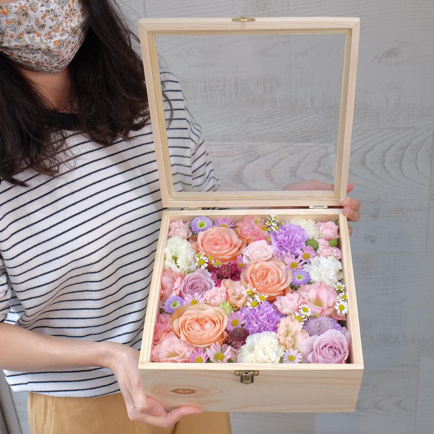 กล่อง พาสเทล หวาน ดอกไม้หลัก กุหลาบ คาร์เนชั่น เดซี่/มาร์กาเร็ต — ผลงานร้านดอกไม้ Sweetflower by Issaree — ภาพที่ 4 จาก 4