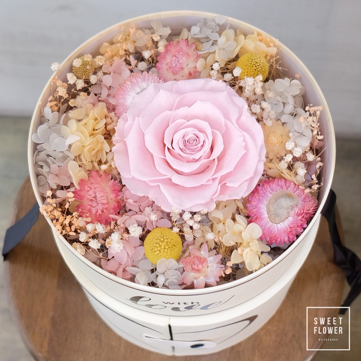 กล่อง พาสเทล หวาน ดอกไม้หลัก กุหลาบ คาร์เนชั่น เดซี่/มาร์กาเร็ต — ผลงานร้านดอกไม้ Sweetflower by Issaree — ภาพที่ 4 จาก 4