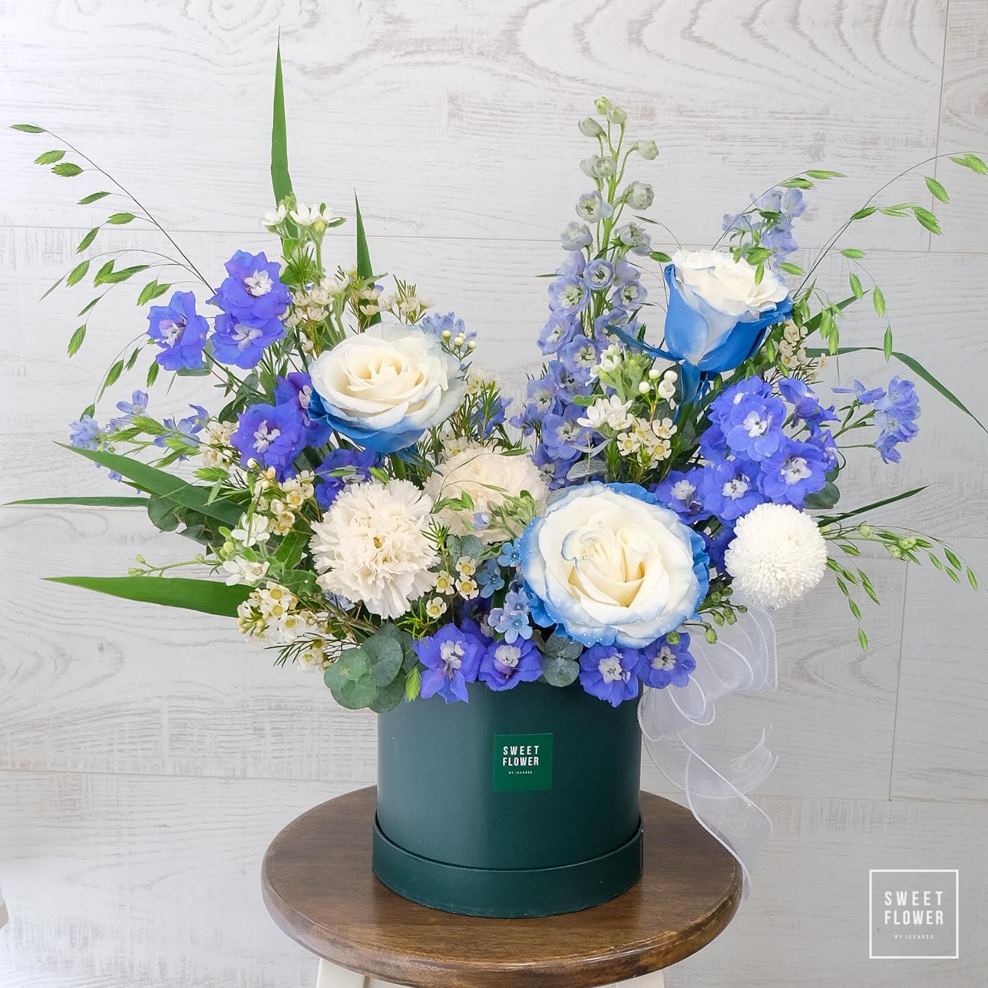 กล่อง ฟ้า ขาว คลาสสิก ดอกไม้หลัก กุหลาบ คาร์เนชั่น อื่นๆ — ผลงานร้านดอกไม้ Sweetflower by Issaree