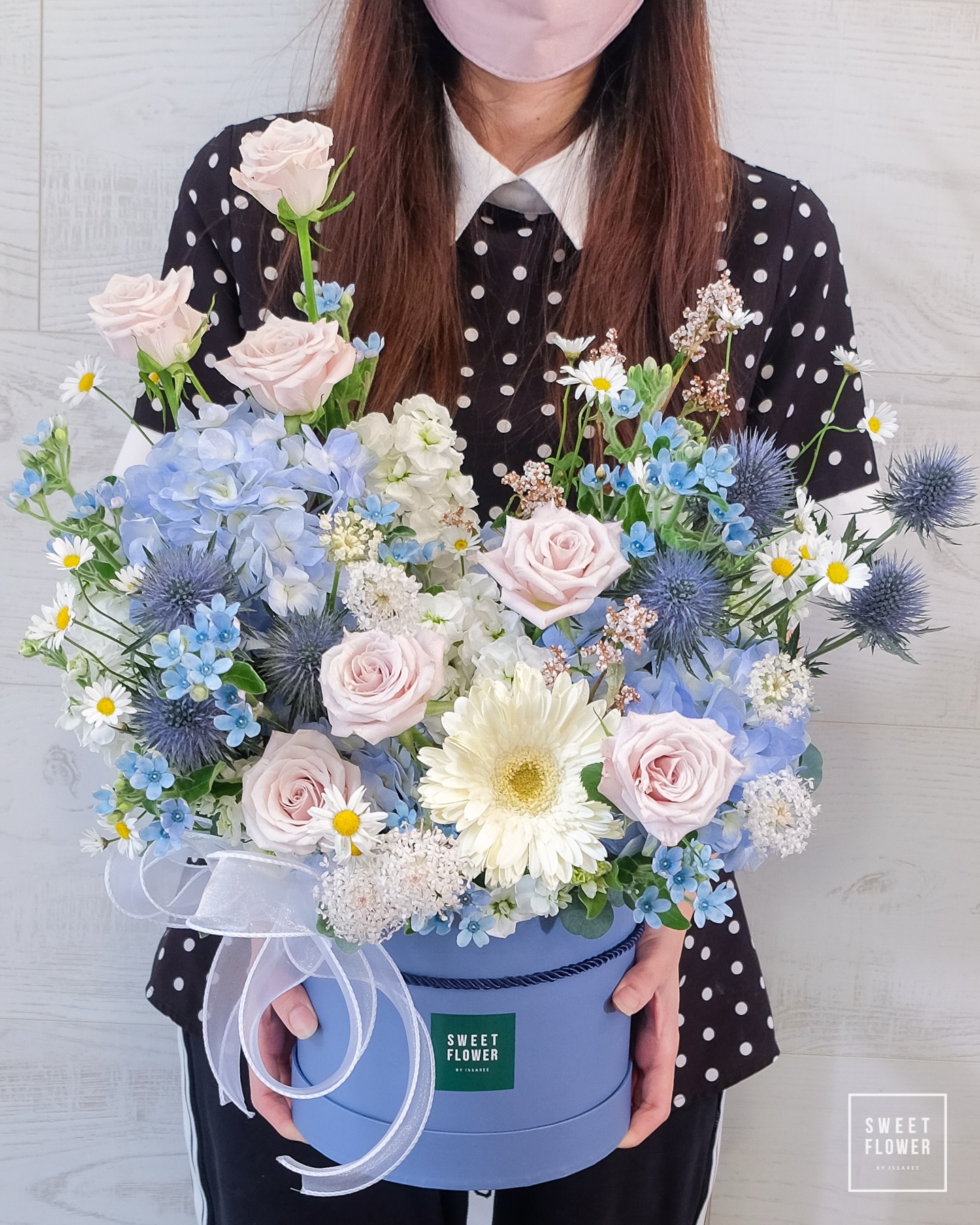 กล่อง ฟ้า ขาว หวาน ดอกไม้หลัก กุหลาบ ไฮเดรนเยีย เยอบีร่า — ผลงานร้านดอกไม้ Sweetflower by Issaree