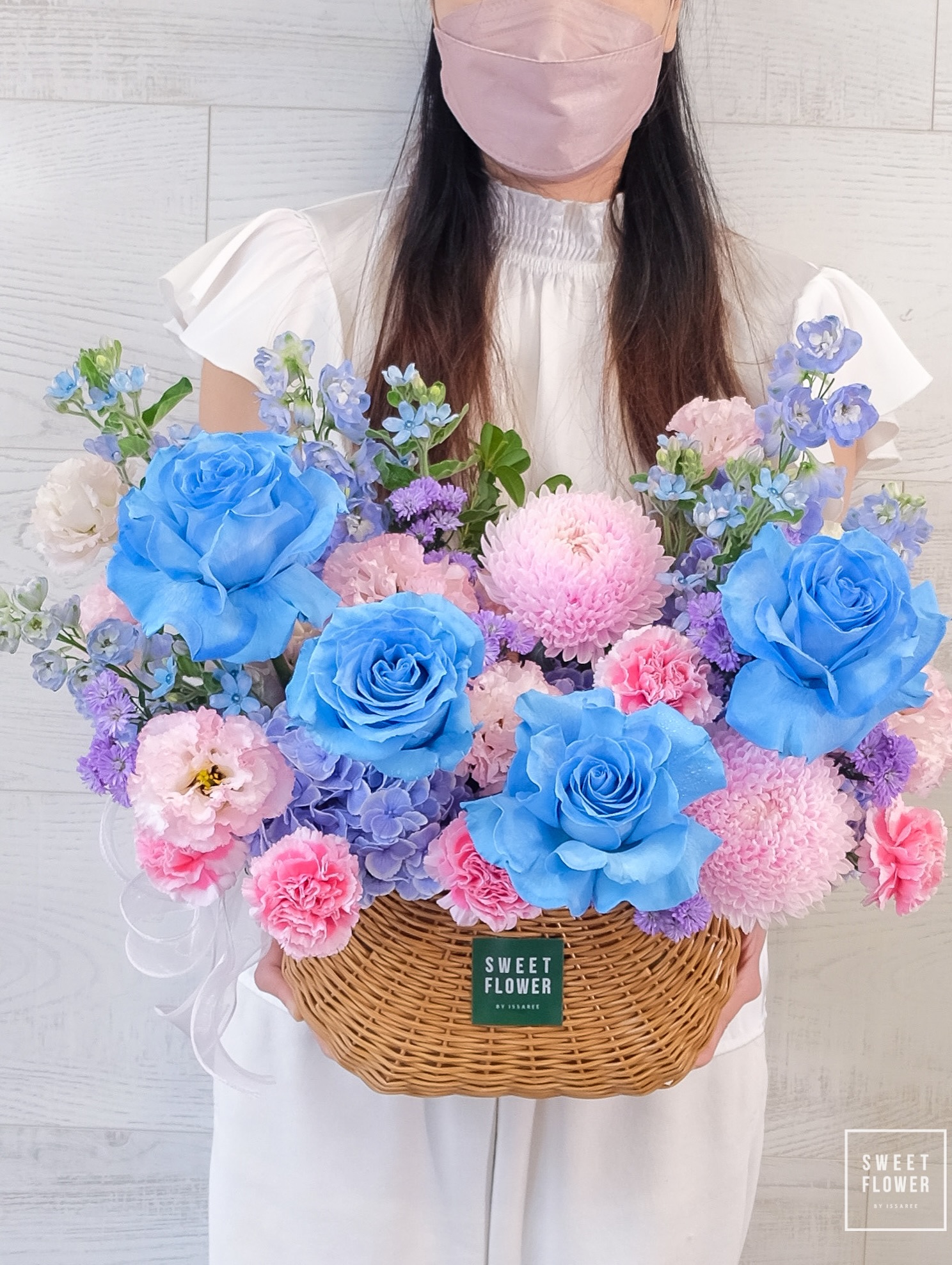 ตะกร้า ชมพู ฟ้า หวาน ดอกไม้หลัก กุหลาบ คาร์เนชั่น ไฮเดรนเยีย — ผลงานร้านดอกไม้ Sweetflower by Issaree — ภาพที่ 2 จาก 2