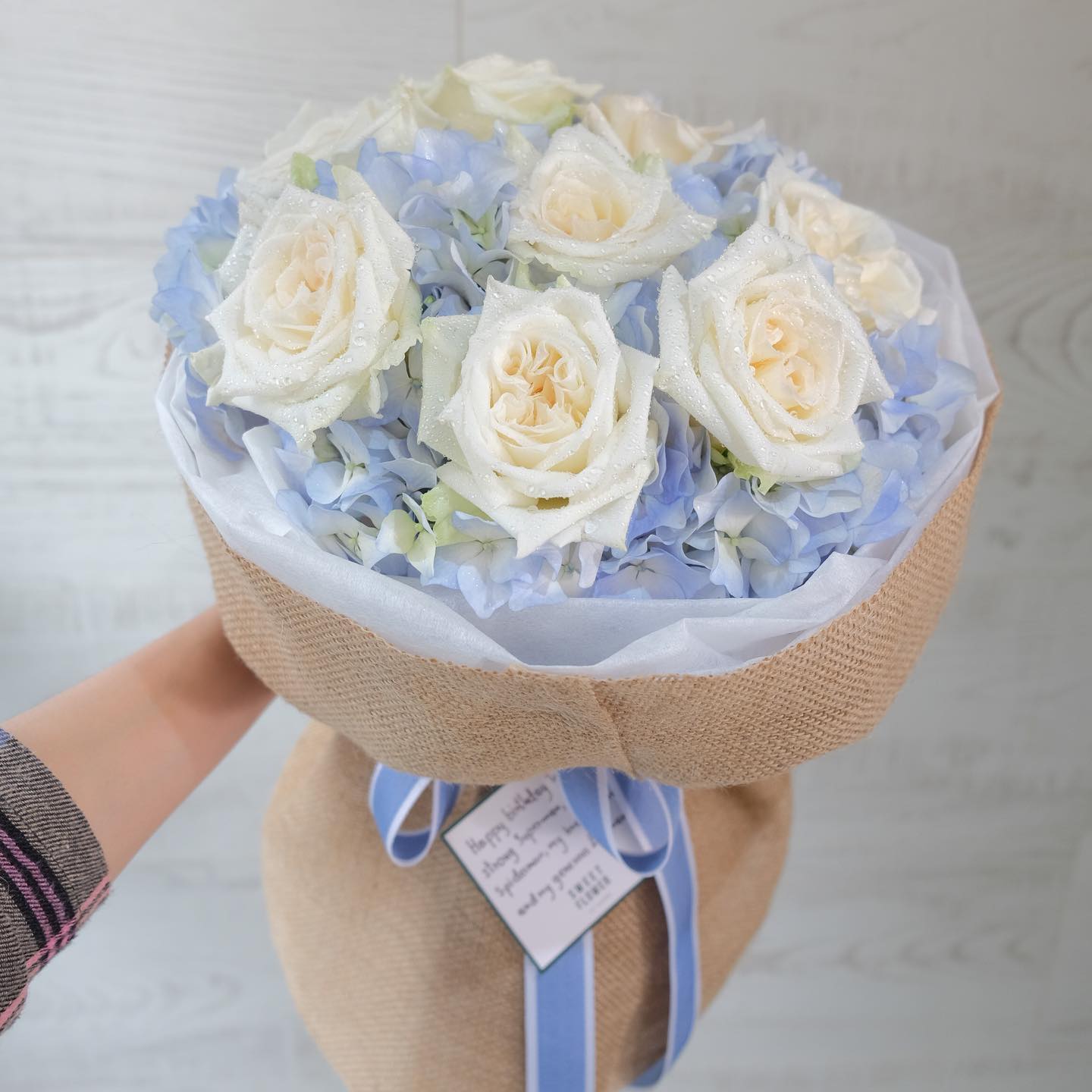 ช่อ ม่วง-ฟ้า หวาน ดอกไม้หลัก กุหลาบ ไฮเดรนเยีย — ผลงานร้านดอกไม้ Sweetflower by Issaree — ภาพที่ 4 จาก 4