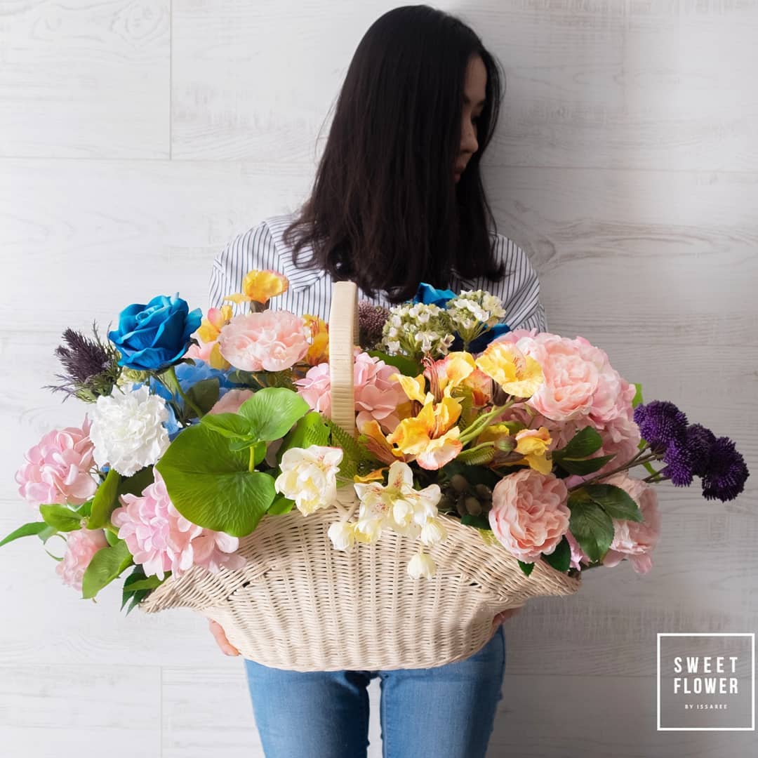 ตะกร้า หลากสี หวาน ดอกไม้หลัก กุหลาบ ไฮเดรนเยีย คาร์เนชั่น — ผลงานร้านดอกไม้ Sweetflower by Issaree — ภาพที่ 4 จาก 4