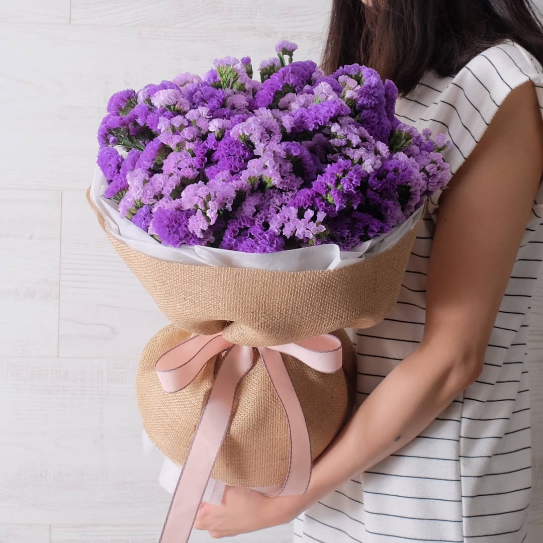 ช่อ ม่วง-ฟ้า หวาน ดอกไม้หลัก คาร์เนชั่น — ผลงานร้านดอกไม้ Sweetflower by Issaree