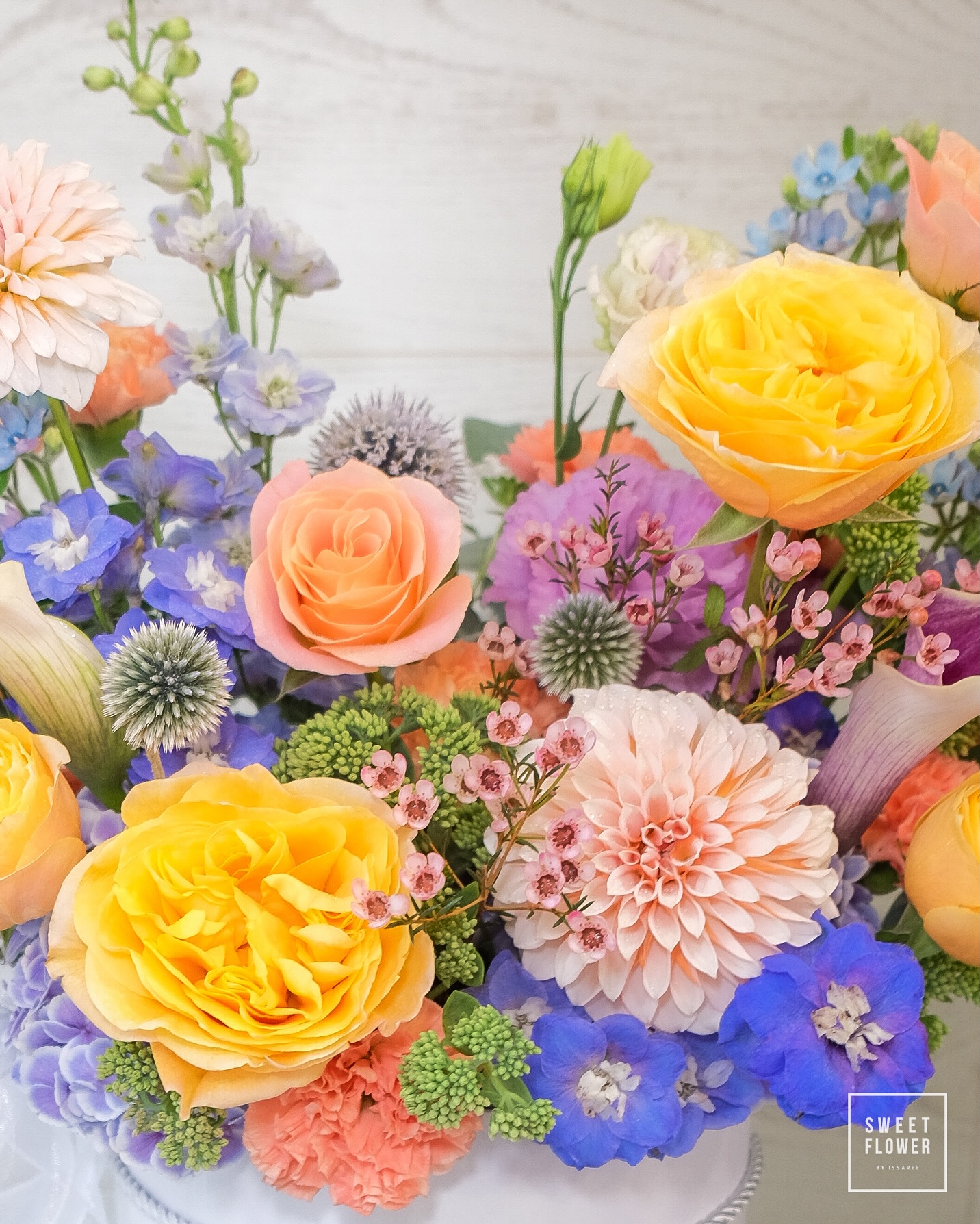 ช่อ หลากสี สดใส ดอกไม้หลัก กุหลาบเอกวาดอร์ กุหลาบ ดาเลีย — ผลงานร้านดอกไม้ Sweetflower by Issaree — ภาพที่ 2 จาก 4