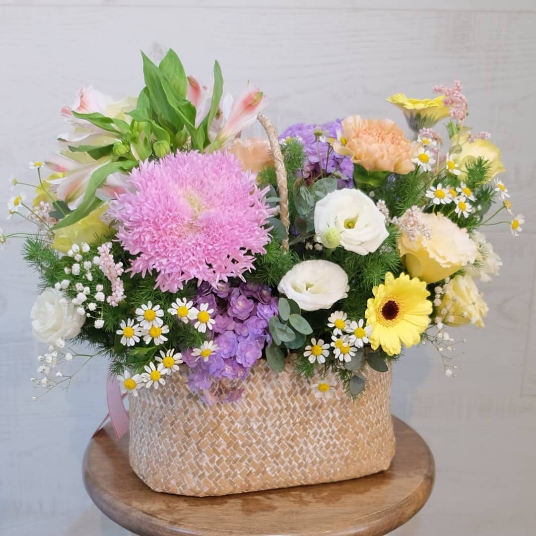 ตะกร้า หลากสี หวาน ดอกไม้หลัก ไฮเดรนเยีย กุหลาบ คาร์เนชั่น — ผลงานร้านดอกไม้ Sweetflower by Issaree — ภาพที่ 2 จาก 2