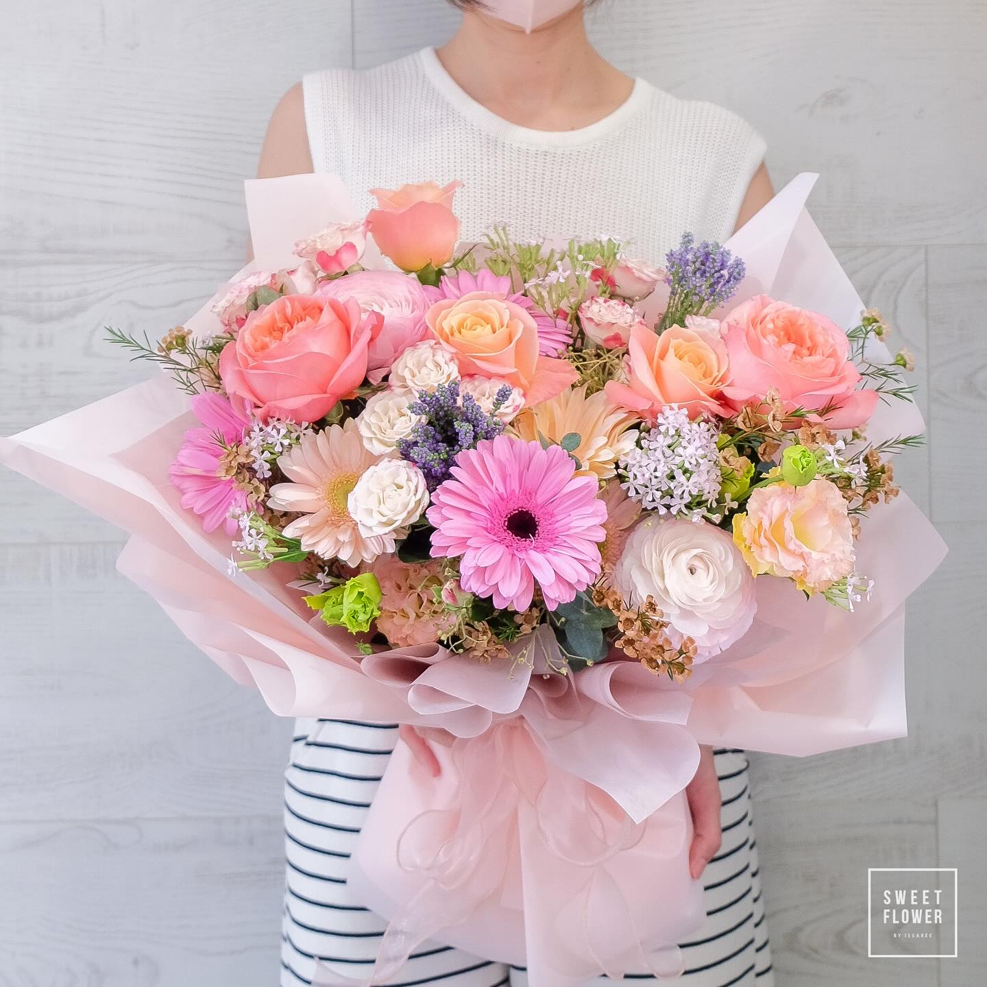 ช่อ ชมพู หวาน ดอกไม้หลัก กุหลาบ คาร์เนชั่น กุหลาบเอกวาดอร์ — ผลงานร้านดอกไม้ Sweetflower by Issaree — ภาพที่ 2 จาก 2