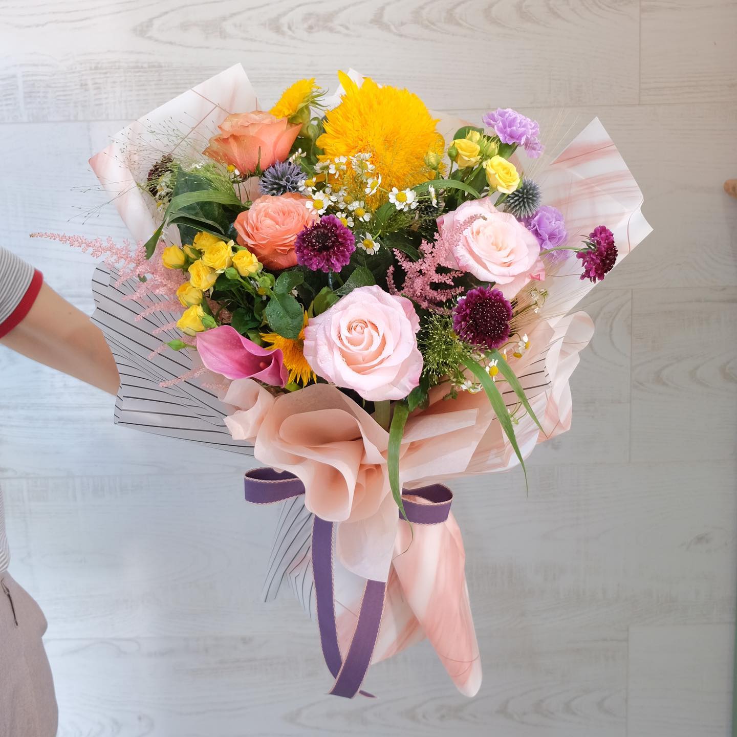 ช่อ หลากสี หวาน ดอกไม้หลัก กุหลาบ ทานตะวัน คาร์เนชั่น — ผลงานร้านดอกไม้ Sweetflower by Issaree