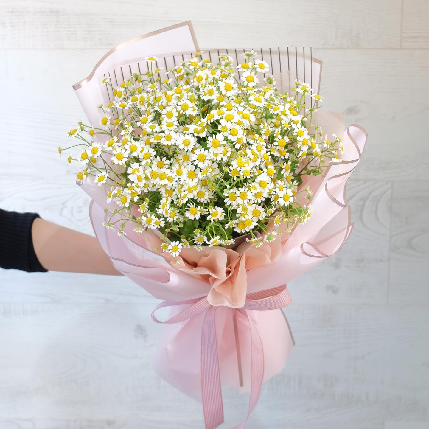 ช่อ เหลือง-ส้ม หวาน ดอกไม้หลัก เดซี่/มาร์กาเร็ต — ผลงานร้านดอกไม้ Sweetflower by Issaree — ภาพที่ 3 จาก 4