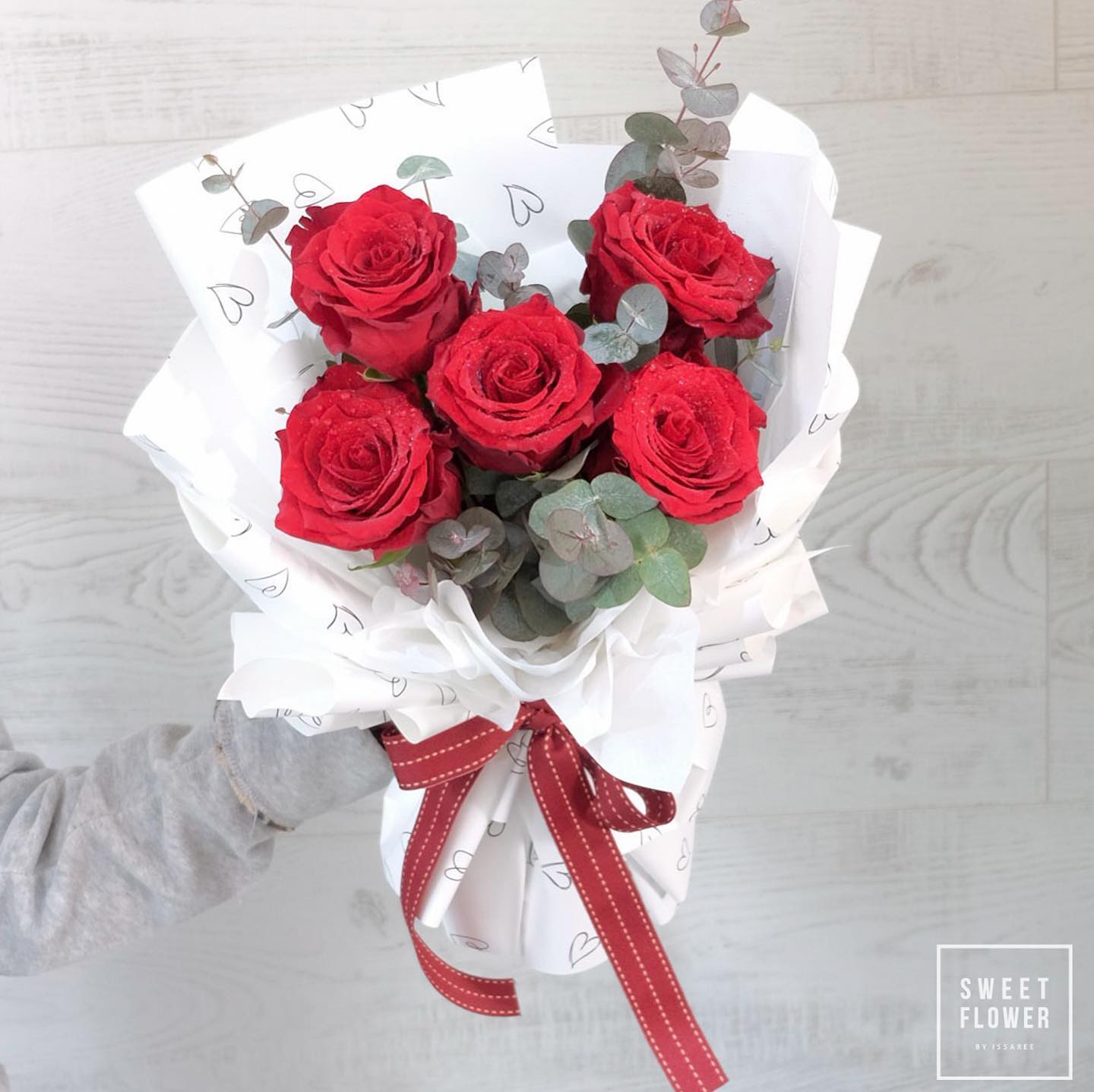 ช่อ แดงโรแมนติก หวาน ดอกไม้หลัก กุหลาบ ยูคาลิปตัส/ใบไม้ — ผลงานร้านดอกไม้ Sweetflower by Issaree