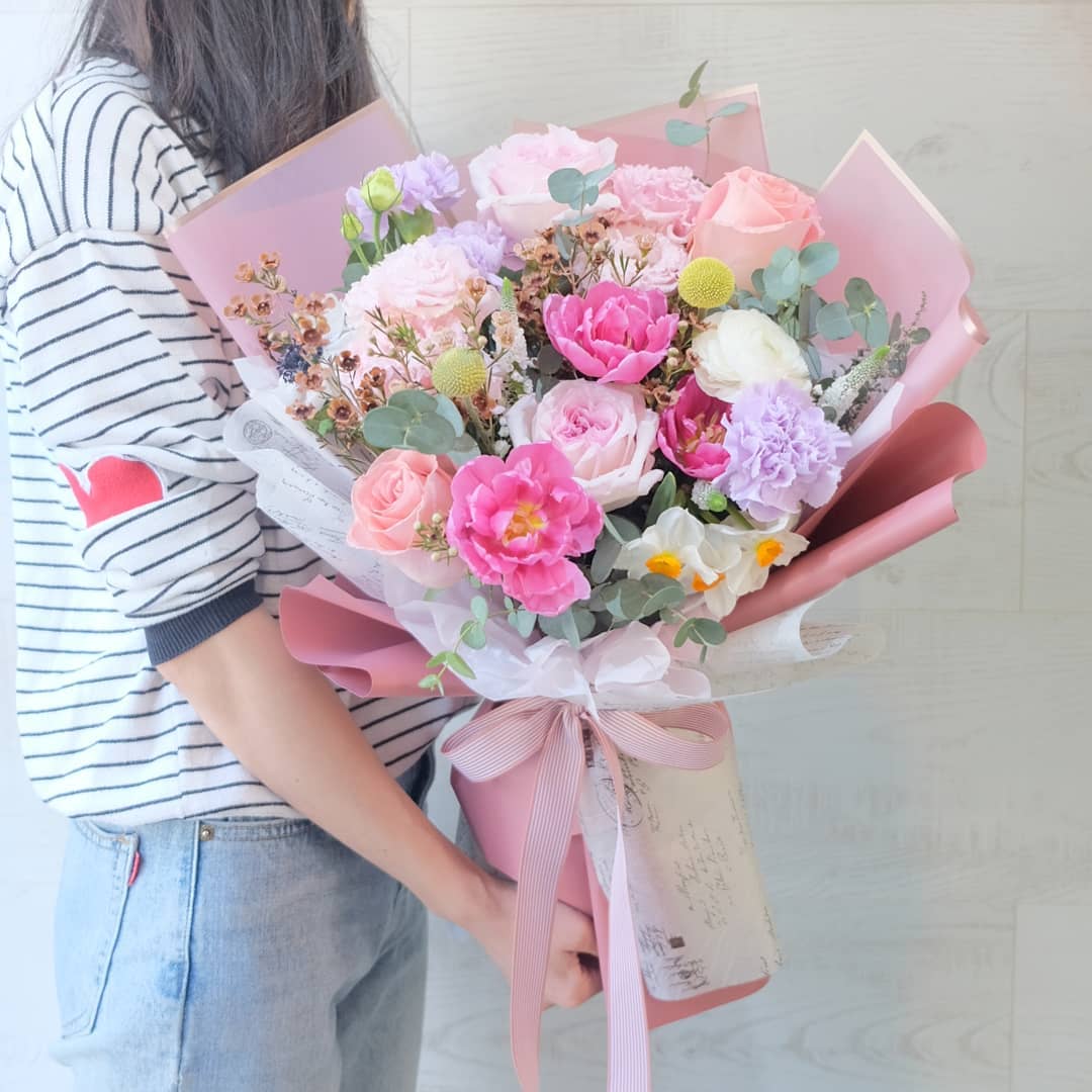 ช่อ พาสเทล หวาน ดอกไม้หลัก กุหลาบ พีโอนี่ คาร์เนชั่น — ผลงานร้านดอกไม้ Sweetflower by Issaree