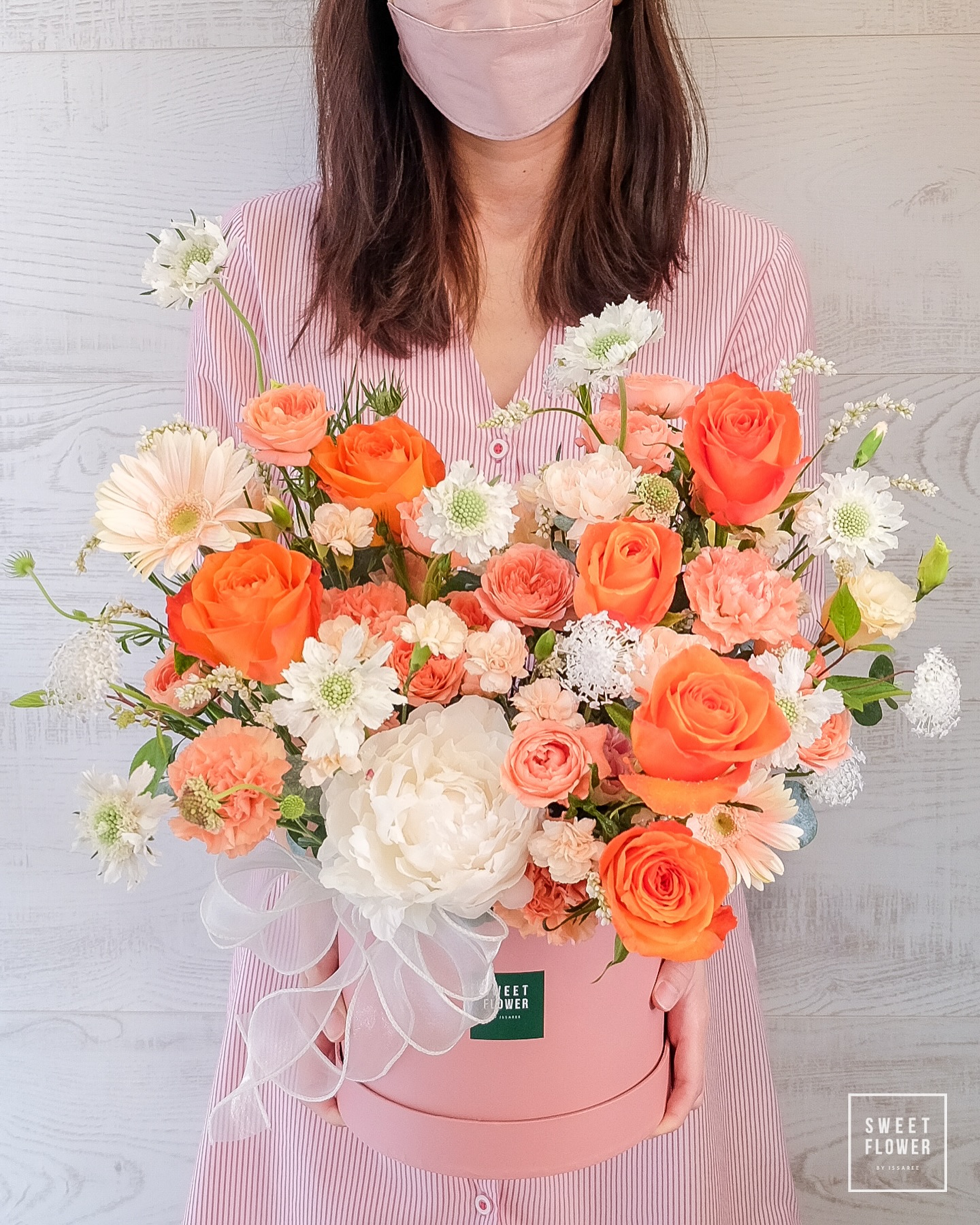 กล่อง ส้ม สดใส ดอกไม้หลัก กุหลาบ คาร์เนชั่น พีโอนี่ — ผลงานร้านดอกไม้ Sweetflower by Issaree