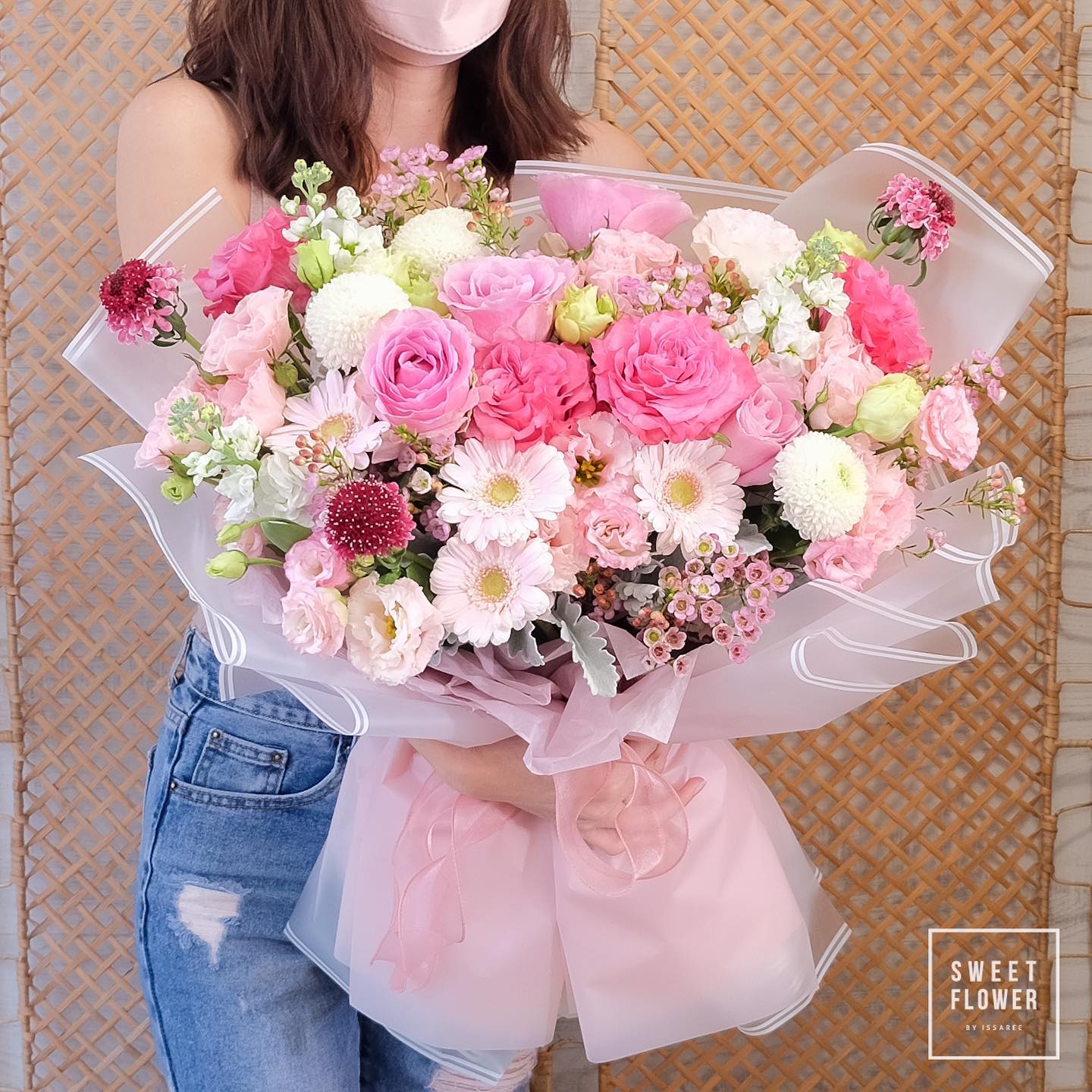 กล่อง พาสเทล หวาน ดอกไม้หลัก กุหลาบ เดซี่/มาร์กาเร็ต คาร์เนชั่น — ผลงานร้านดอกไม้ Sweetflower by Issaree