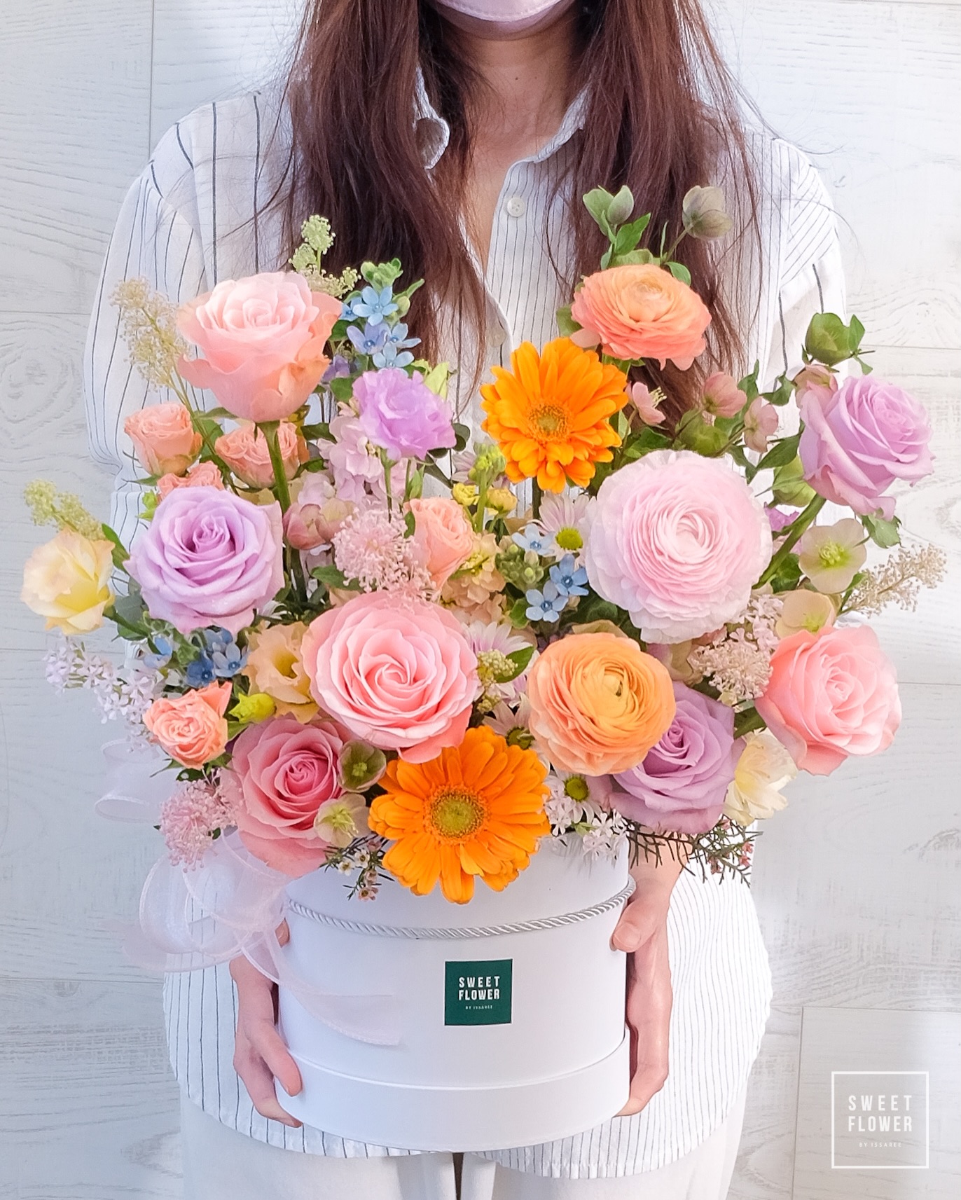 กล่อง พาสเทล หวาน ดอกไม้หลัก กุหลาบ เยอบีร่า คาร์เนชั่น — ผลงานร้านดอกไม้ Sweetflower by Issaree — ภาพที่ 2 จาก 2