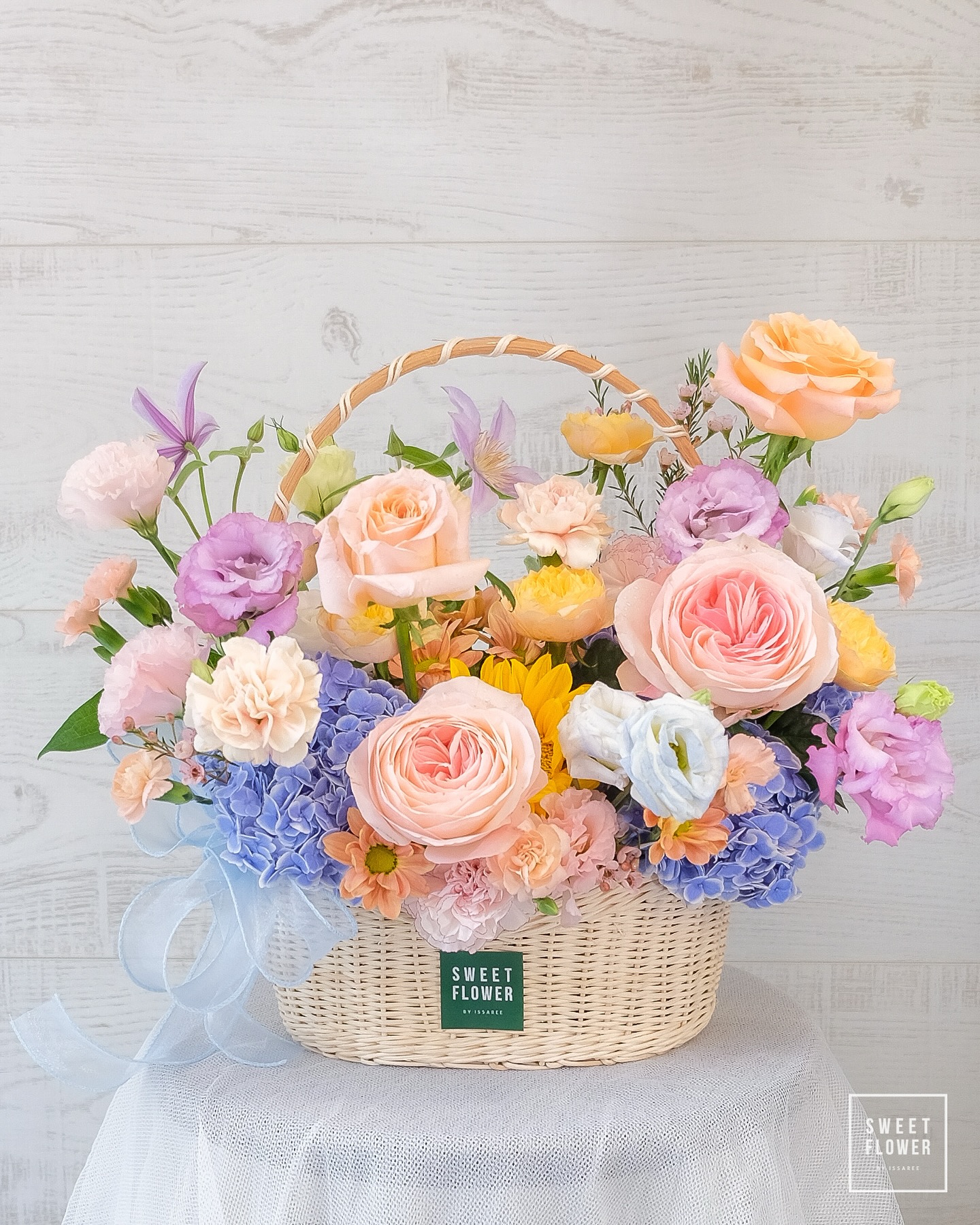 ตะกร้า พาสเทล หวาน ดอกไม้หลัก กุหลาบ ไฮเดรนเยีย คาร์เนชั่น — ผลงานร้านดอกไม้ Sweetflower by Issaree