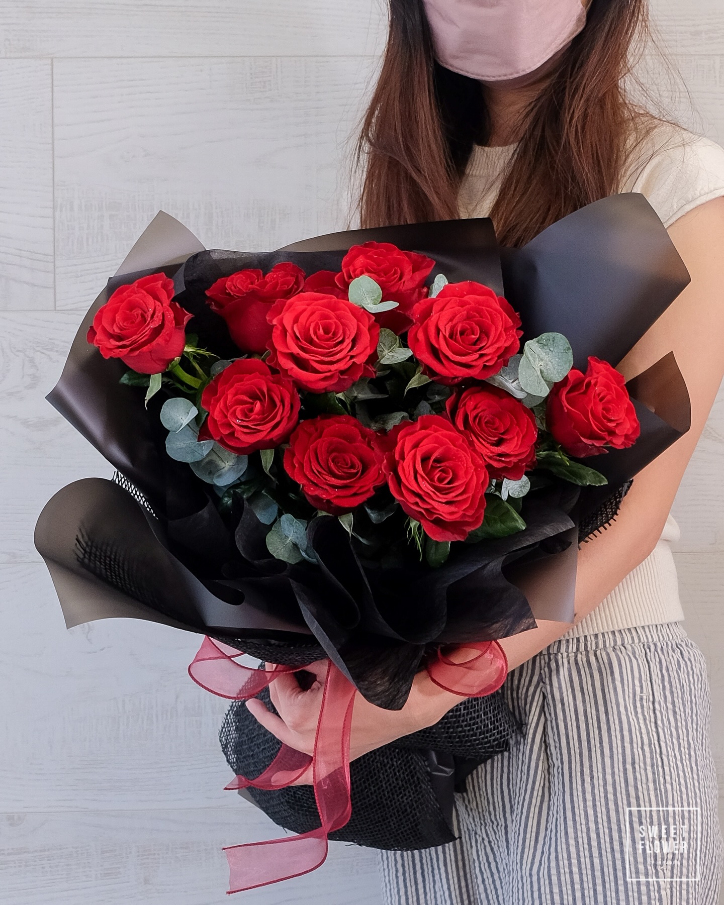 ช่อ แดงโรแมนติก คลาสสิก ดอกไม้หลัก กุหลาบ ยูคาลิปตัส/ใบไม้ — ผลงานร้านดอกไม้ Sweetflower by Issaree — ภาพที่ 2 จาก 3