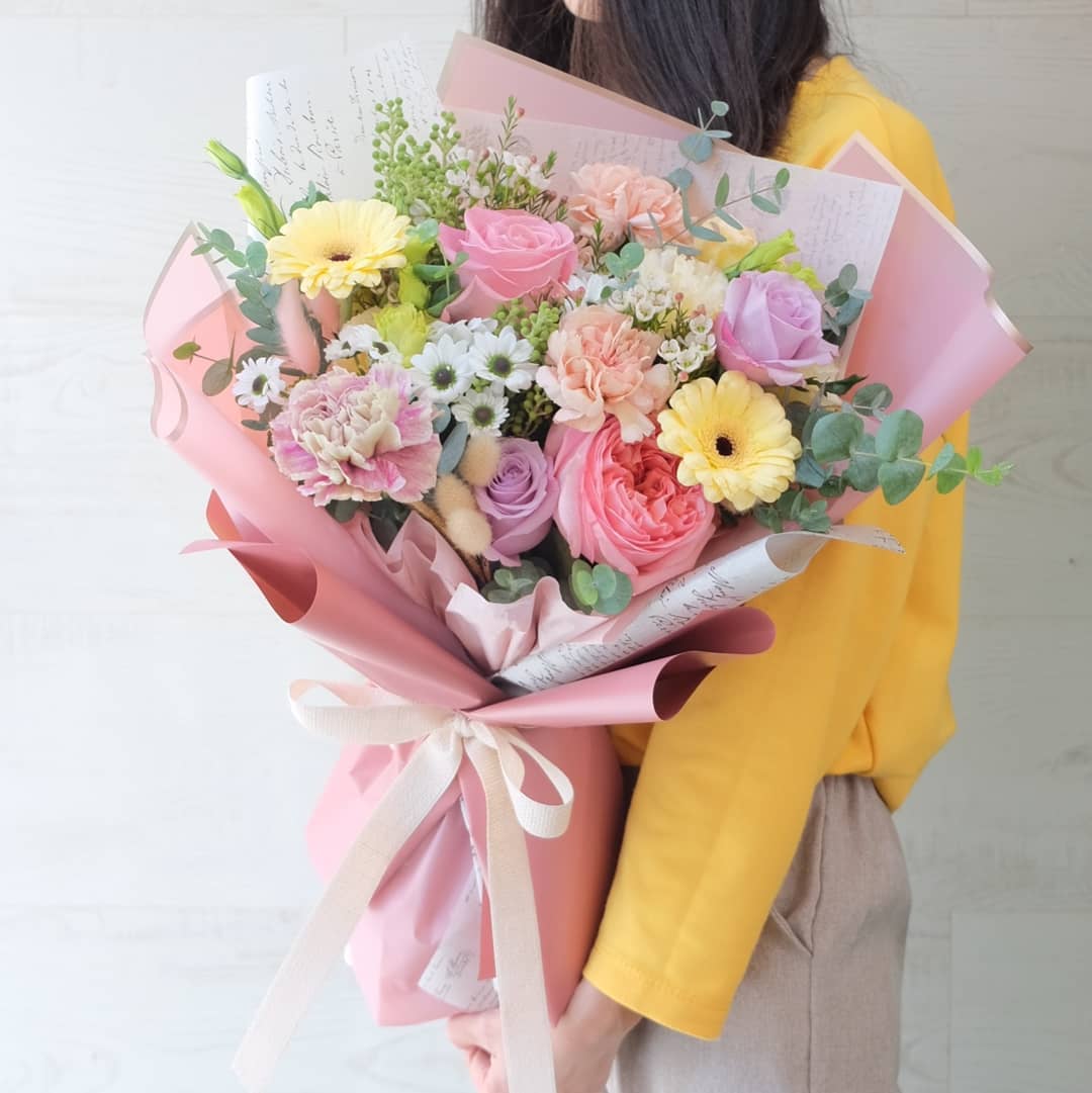 ช่อ พาสเทล หวาน ดอกไม้หลัก กุหลาบ เดซี่/มาร์กาเร็ต คาร์เนชั่น — ผลงานร้านดอกไม้ Sweetflower by Issaree — ภาพที่ 2 จาก 2
