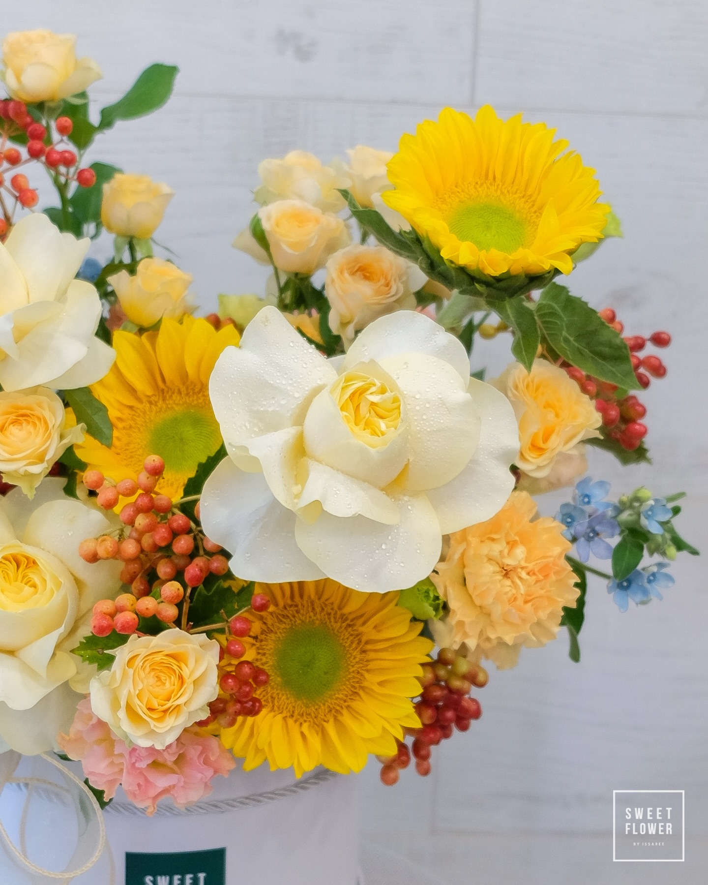 กล่อง เหลือง-ส้ม หวาน ดอกไม้หลัก กุหลาบ ทานตะวัน — ผลงานร้านดอกไม้ Sweetflower by Issaree — ภาพที่ 3 จาก 4
