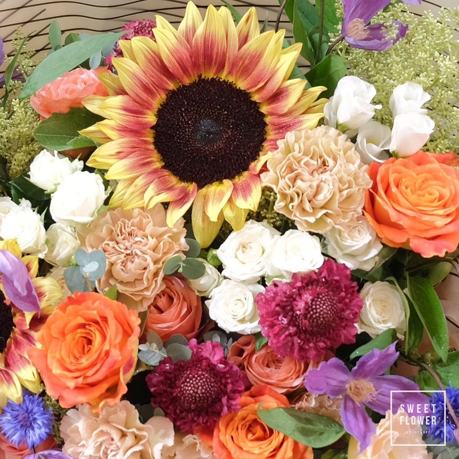 กล่อง หลากสี หวาน ดอกไม้หลัก ทานตะวัน กุหลาบ คาร์เนชั่น — ผลงานร้านดอกไม้ Sweetflower by Issaree