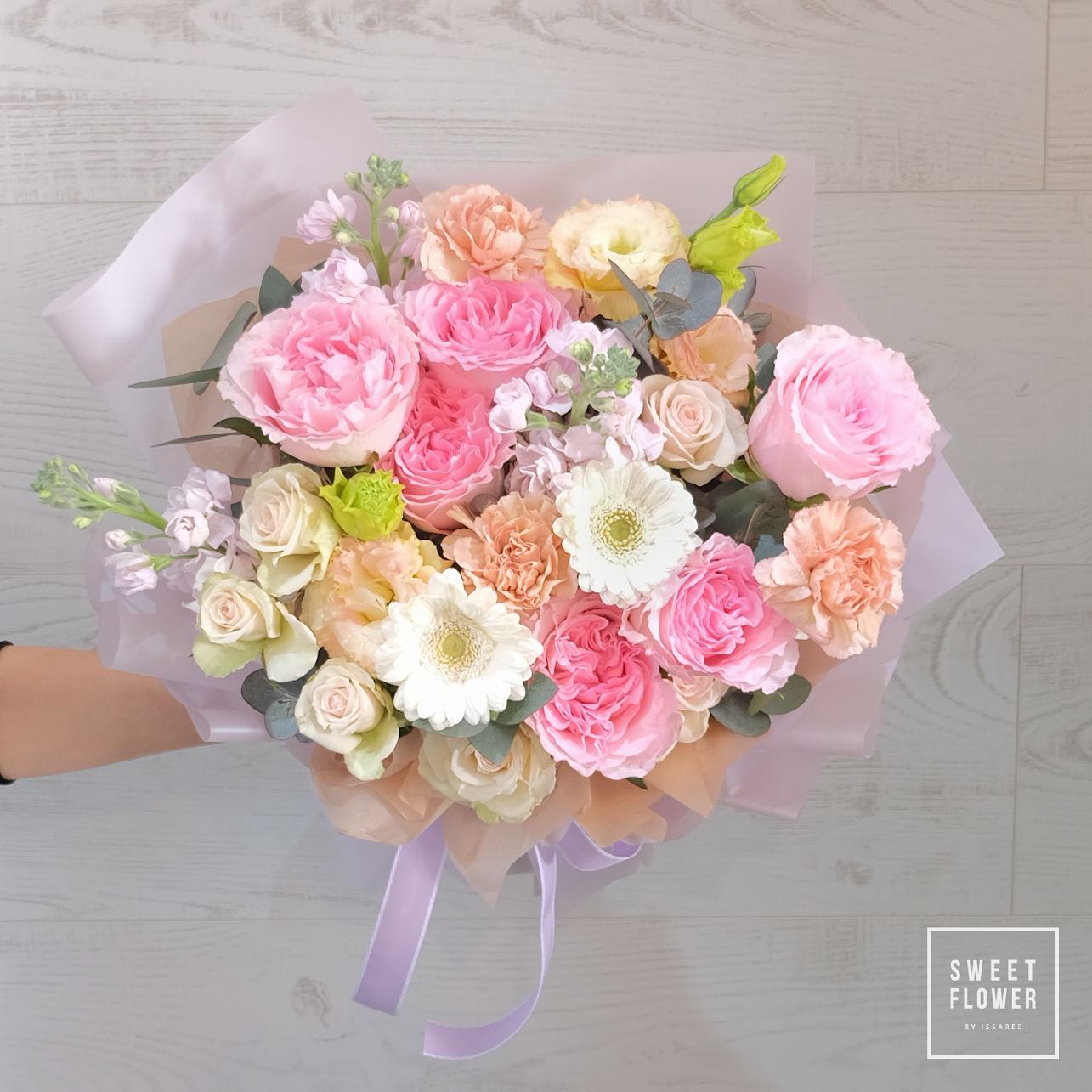 ช่อ พาสเทล หวาน ดอกไม้หลัก กุหลาบ พีโอนี่ เดซี่/มาร์กาเร็ต — ผลงานร้านดอกไม้ Sweetflower by Issaree — ภาพที่ 2 จาก 2