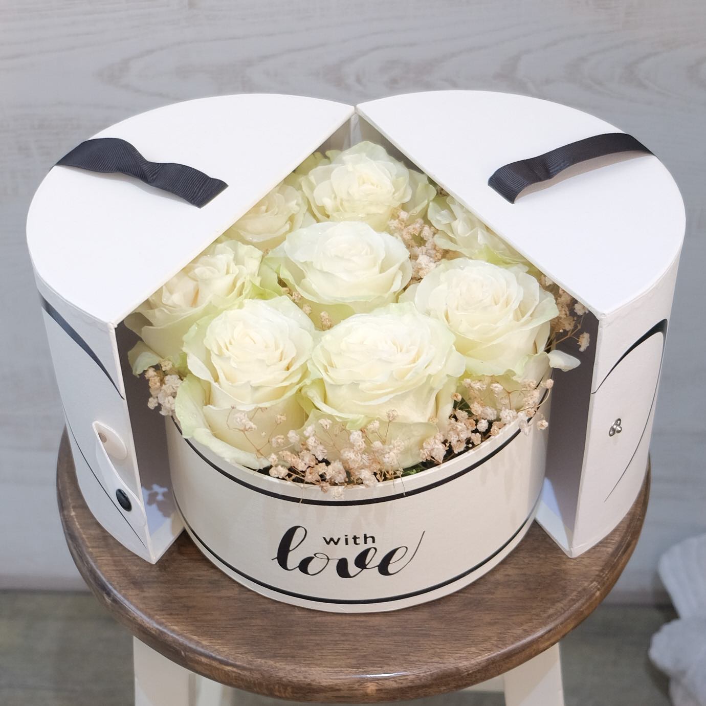 กล่อง ขาว-เขียว สดใส ดอกไม้หลัก กุหลาบ เบบี้บรีธ/ยิปโซ — ผลงานร้านดอกไม้ Sweetflower by Issaree — ภาพที่ 6 จาก 6