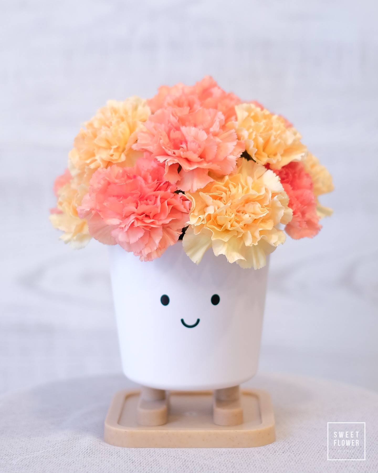 แจกัน เหลือง-ส้ม น่ารัก ดอกไม้หลัก คาร์เนชั่น — ผลงานร้านดอกไม้ Sweetflower by Issaree