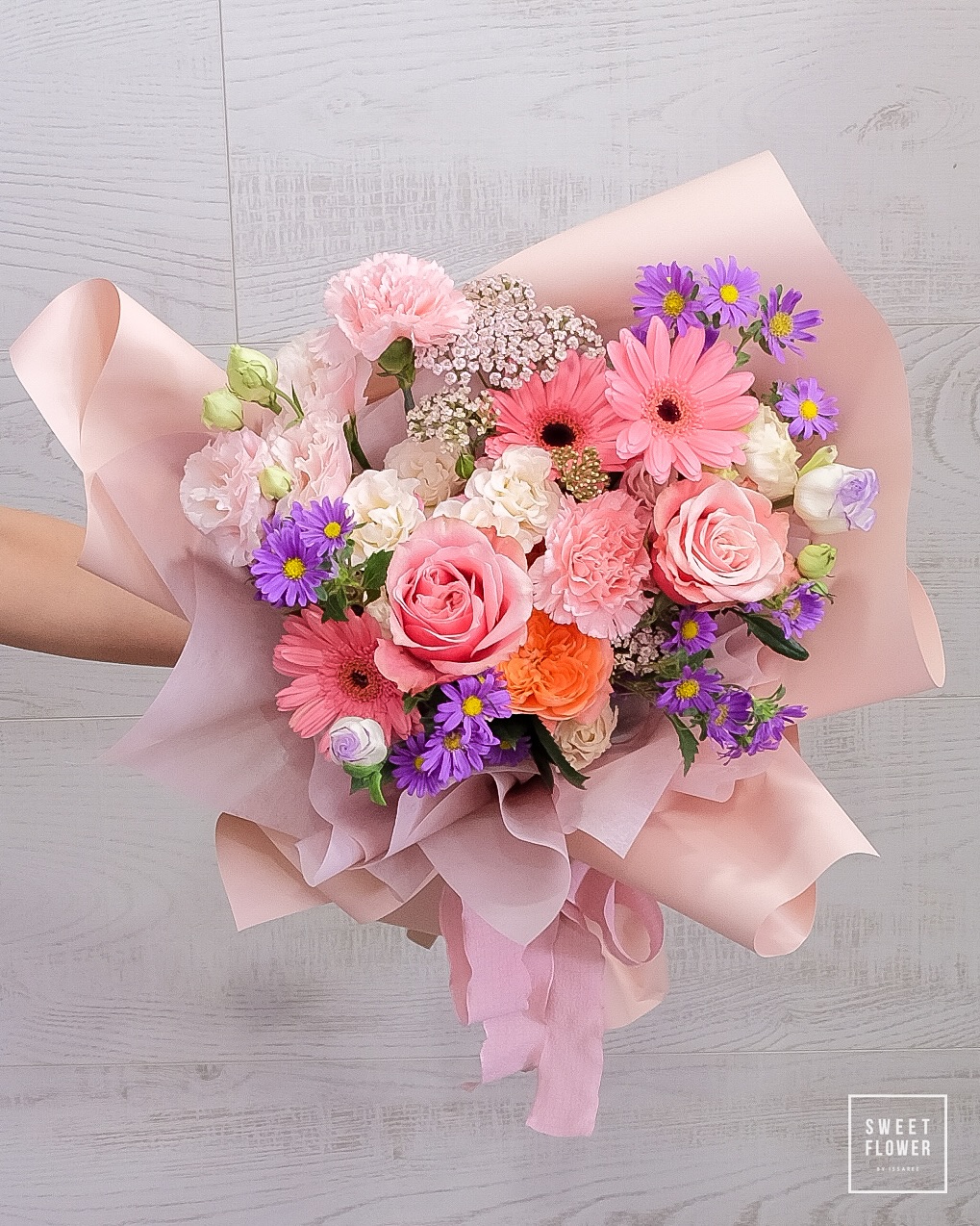 ช่อ พาสเทล หวาน ดอกไม้หลัก กุหลาบ คาร์เนชั่น ไลแซนทัส — ผลงานร้านดอกไม้ Sweetflower by Issaree — ภาพที่ 2 จาก 2