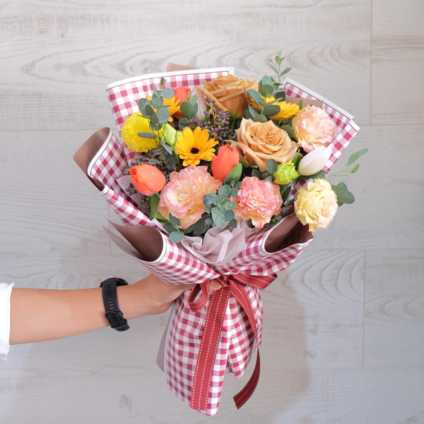 ช่อ เหลือง-ส้ม สดใส ดอกไม้หลัก เดซี่/มาร์กาเร็ต กุหลาบ คาร์เนชั่น — ผลงานร้านดอกไม้ Sweetflower by Issaree — ภาพที่ 3 จาก 3