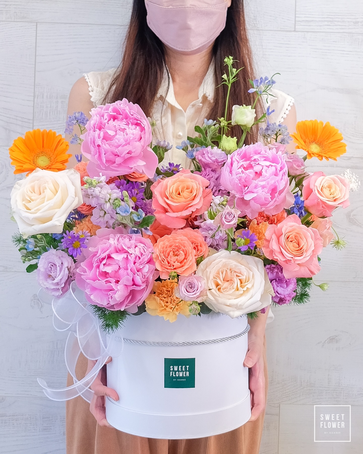 กล่อง หลากสี หวาน ดอกไม้หลัก พีโอนี่ กุหลาบ คาร์เนชั่น — ผลงานร้านดอกไม้ Sweetflower by Issaree — ภาพที่ 2 จาก 2