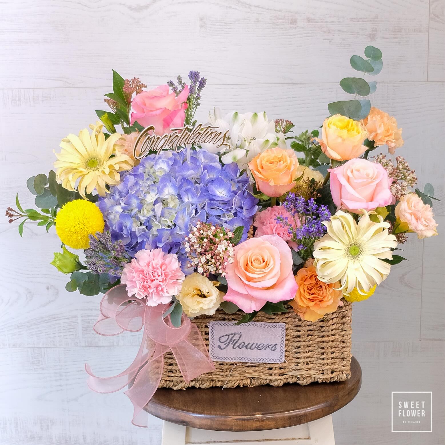 ตะกร้า หลากสี หวาน ดอกไม้หลัก กุหลาบ ไฮเดรนเยีย เยอบีร่า — ผลงานร้านดอกไม้ Sweetflower by Issaree