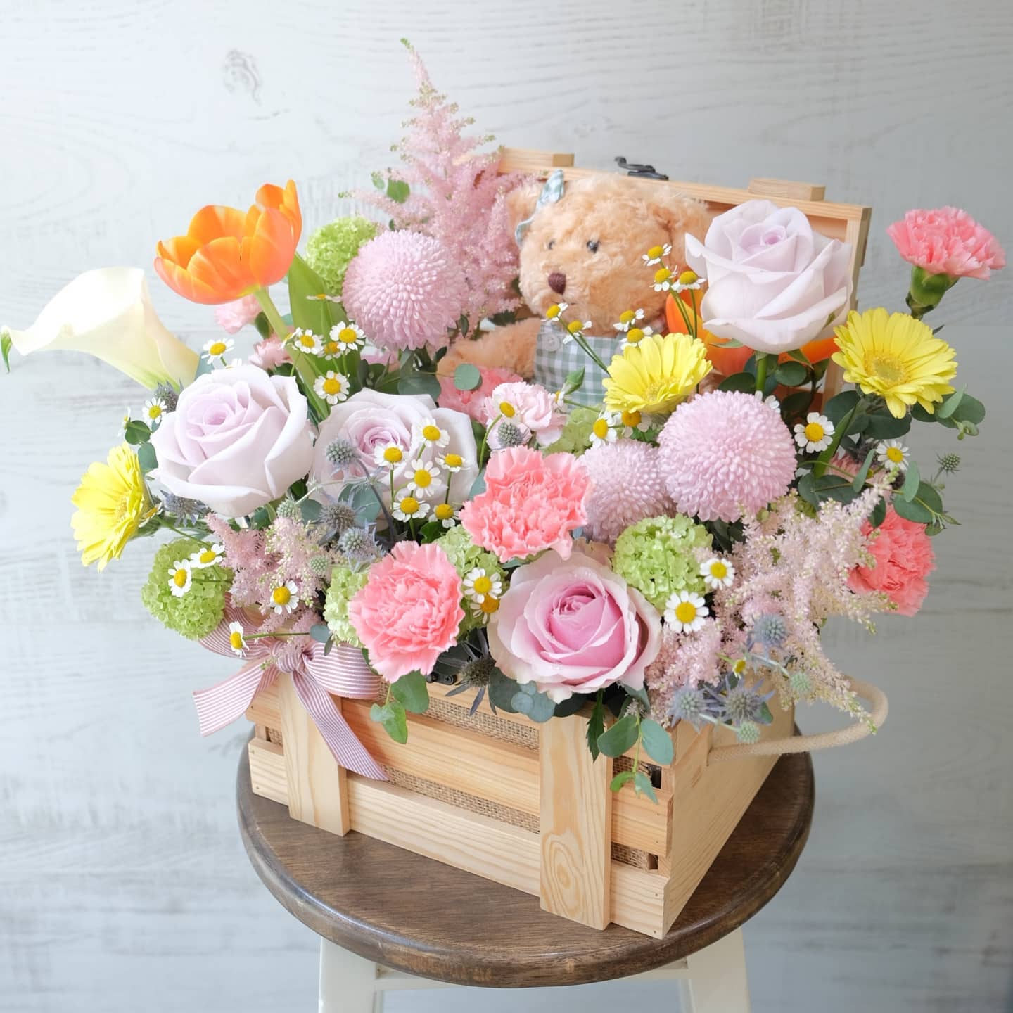 ตะกร้า หลากสี สดใส ดอกไม้หลัก กุหลาบ คาร์เนชั่น เดซี่/มาร์กาเร็ต — ผลงานร้านดอกไม้ Sweetflower by Issaree — ภาพที่ 3 จาก 4