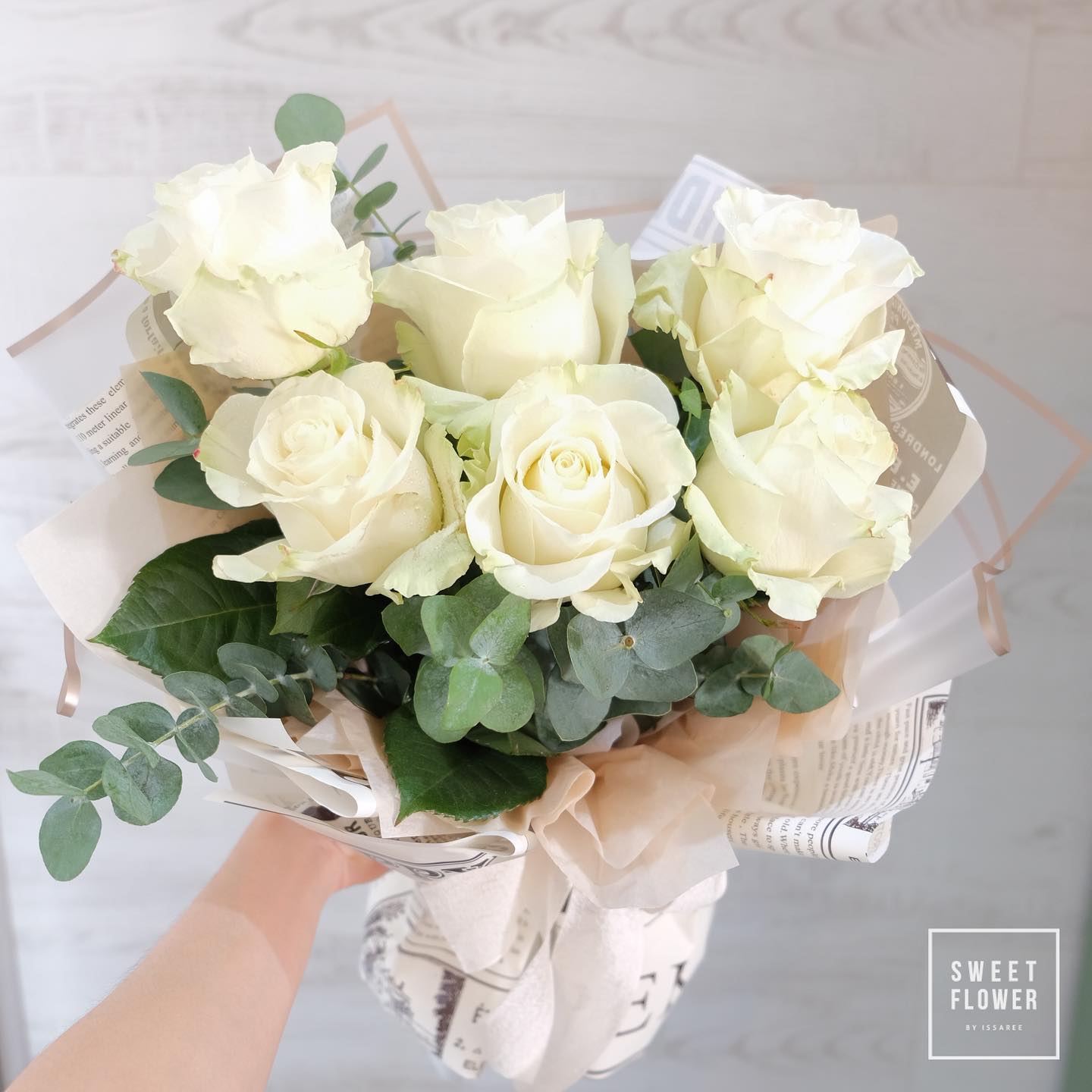 ช่อ ขาว-เขียว หวาน ดอกไม้หลัก กุหลาบ ยูคาลิปตัส/ใบไม้ — ผลงานร้านดอกไม้ Sweetflower by Issaree