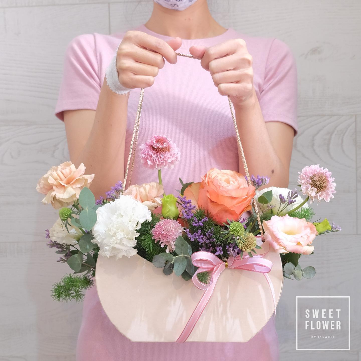 กล่อง หลากสี หวาน ดอกไม้หลัก กุหลาบ คาร์เนชั่น เบญจมาศ/มัม — ผลงานร้านดอกไม้ Sweetflower by Issaree — ภาพที่ 6 จาก 6