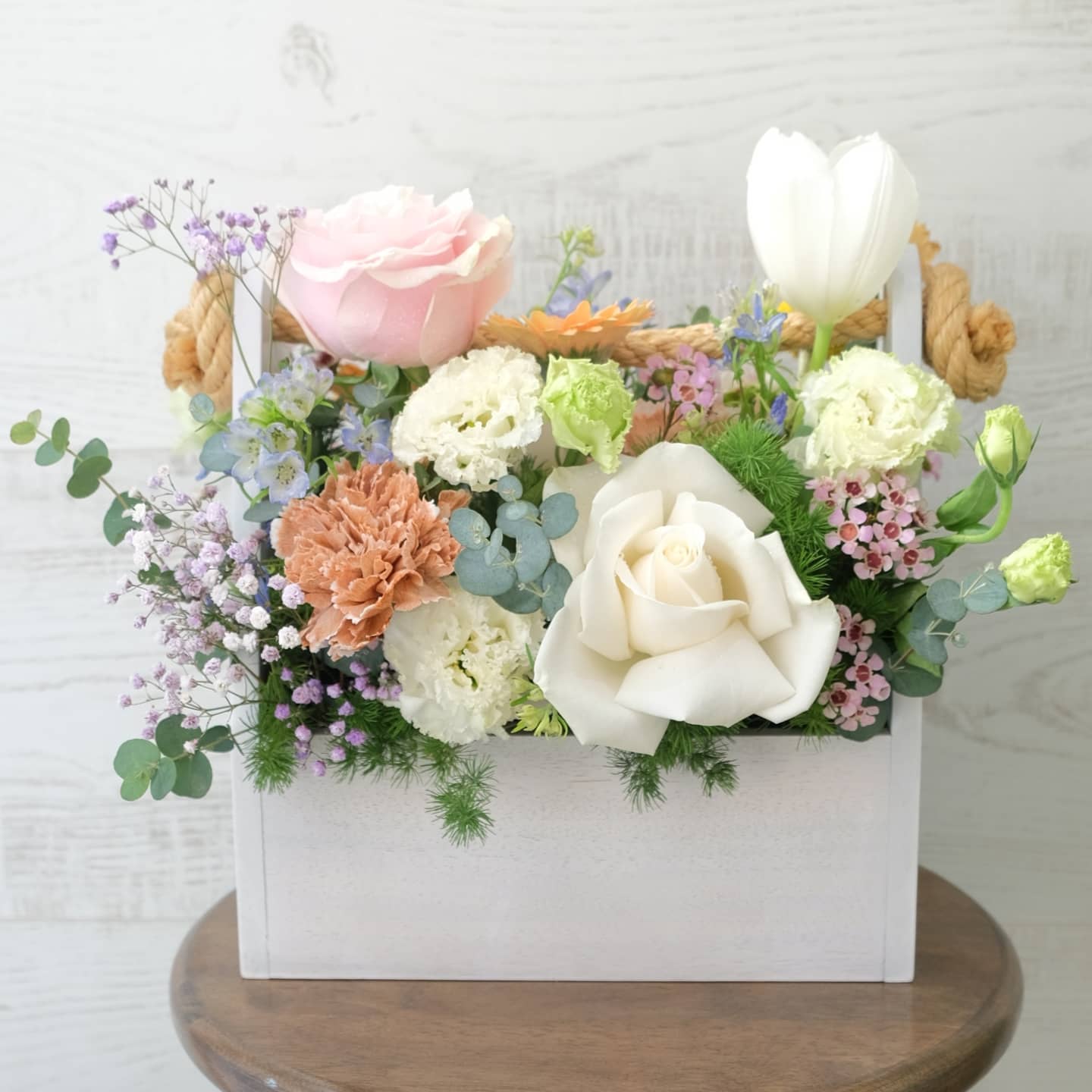 กล่อง หลากสี หวาน ดอกไม้หลัก กุหลาบ ทิวลิป คาร์เนชั่น — ผลงานร้านดอกไม้ Sweetflower by Issaree — ภาพที่ 2 จาก 2