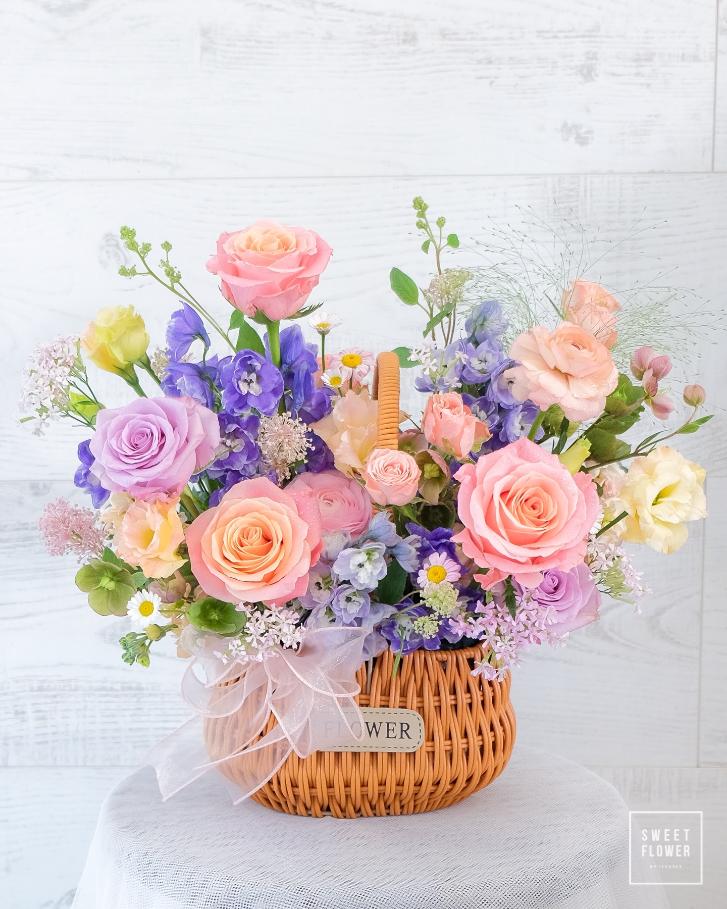 ตะกร้า หลากสี หวาน ดอกไม้หลัก กุหลาบ คาร์เนชั่น — ผลงานร้านดอกไม้ Sweetflower by Issaree