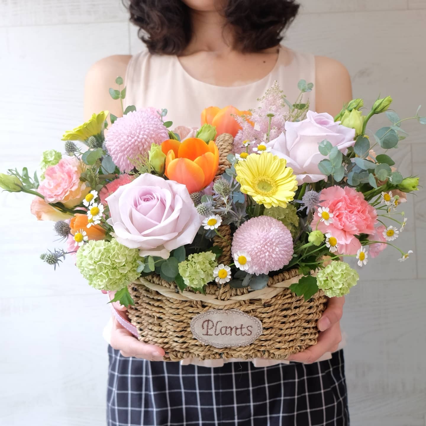ตะกร้า หลากสี หวาน ดอกไม้หลัก กุหลาบ เดซี่/มาร์กาเร็ต คาร์เนชั่น — ผลงานร้านดอกไม้ Sweetflower by Issaree — ภาพที่ 4 จาก 4