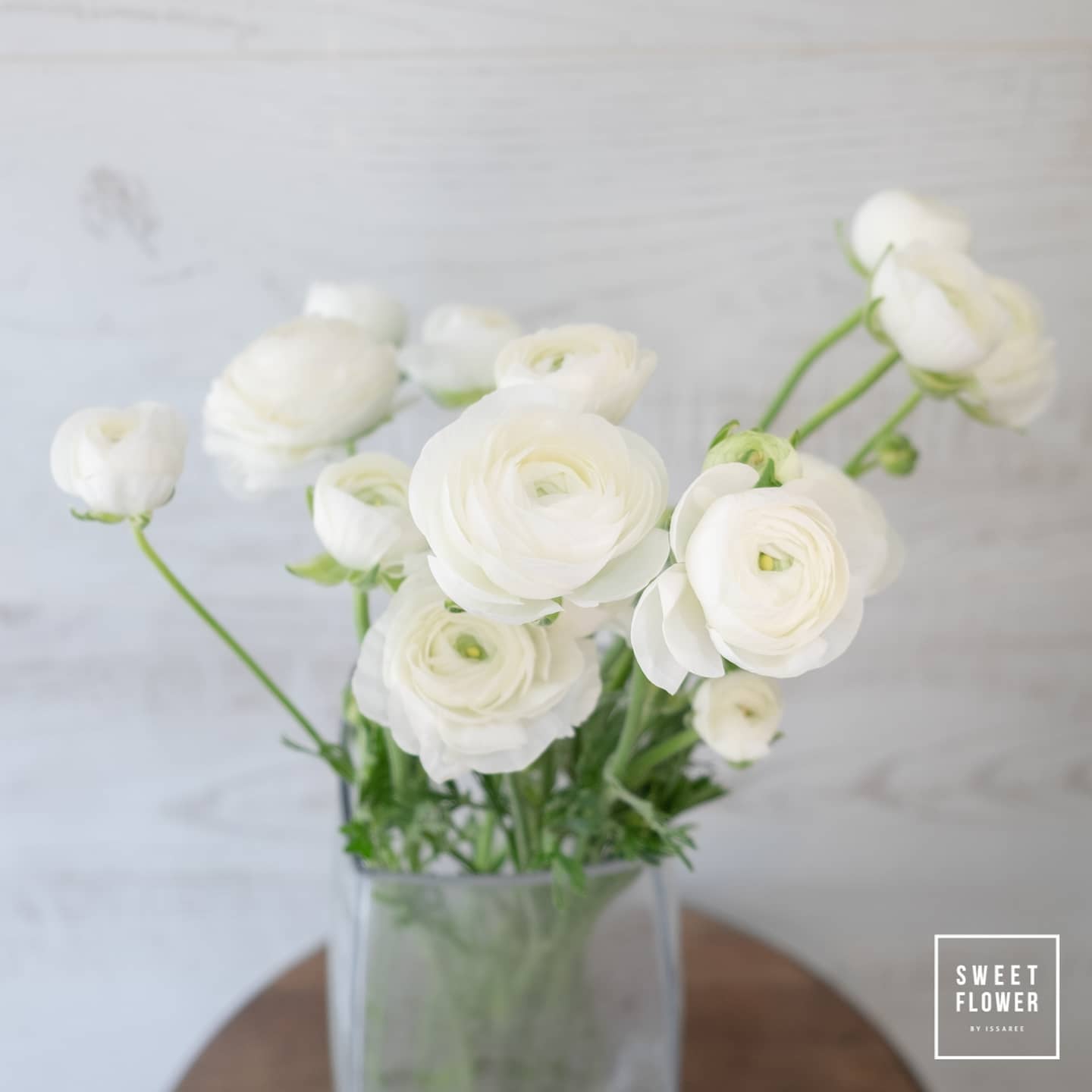 แจกัน ขาว-เขียว คลาสสิก ดอกไม้หลัก กุหลาบ — ผลงานร้านดอกไม้ Sweetflower by Issaree