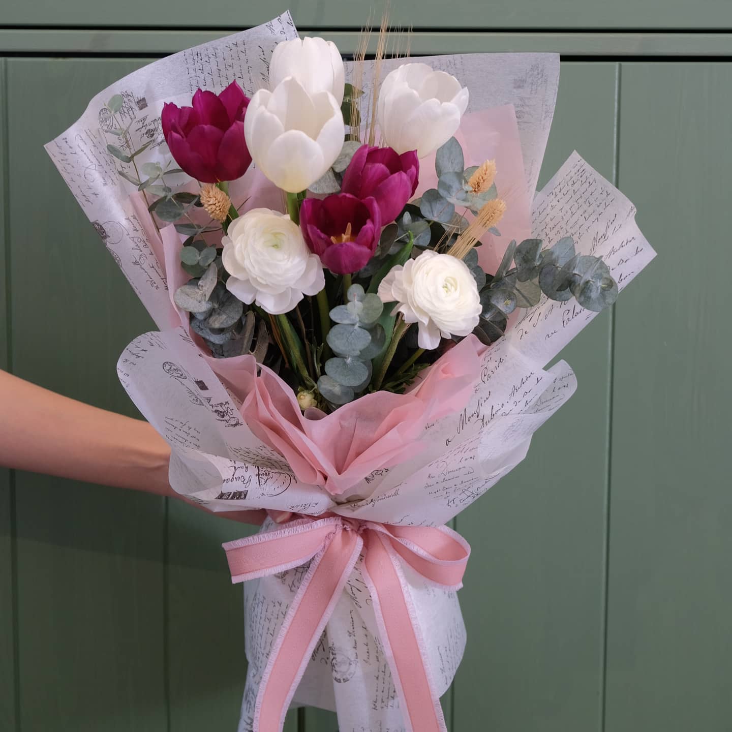 ช่อ พาสเทล หวาน ดอกไม้หลัก ทิวลิป พีโอนี่ ยูคาลิปตัส/ใบไม้ — ผลงานร้านดอกไม้ Sweetflower by Issaree