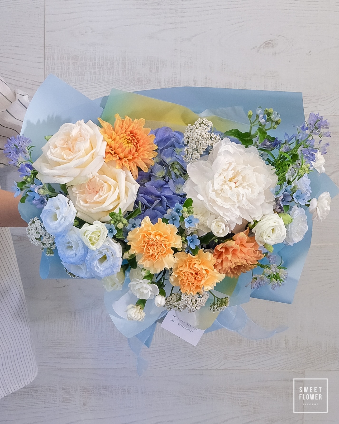 ช่อ หลากสี คลาสสิก ดอกไม้หลัก กุหลาบ คาร์เนชั่น ไฮเดรนเยีย — ผลงานร้านดอกไม้ Sweetflower by Issaree — ภาพที่ 3 จาก 3