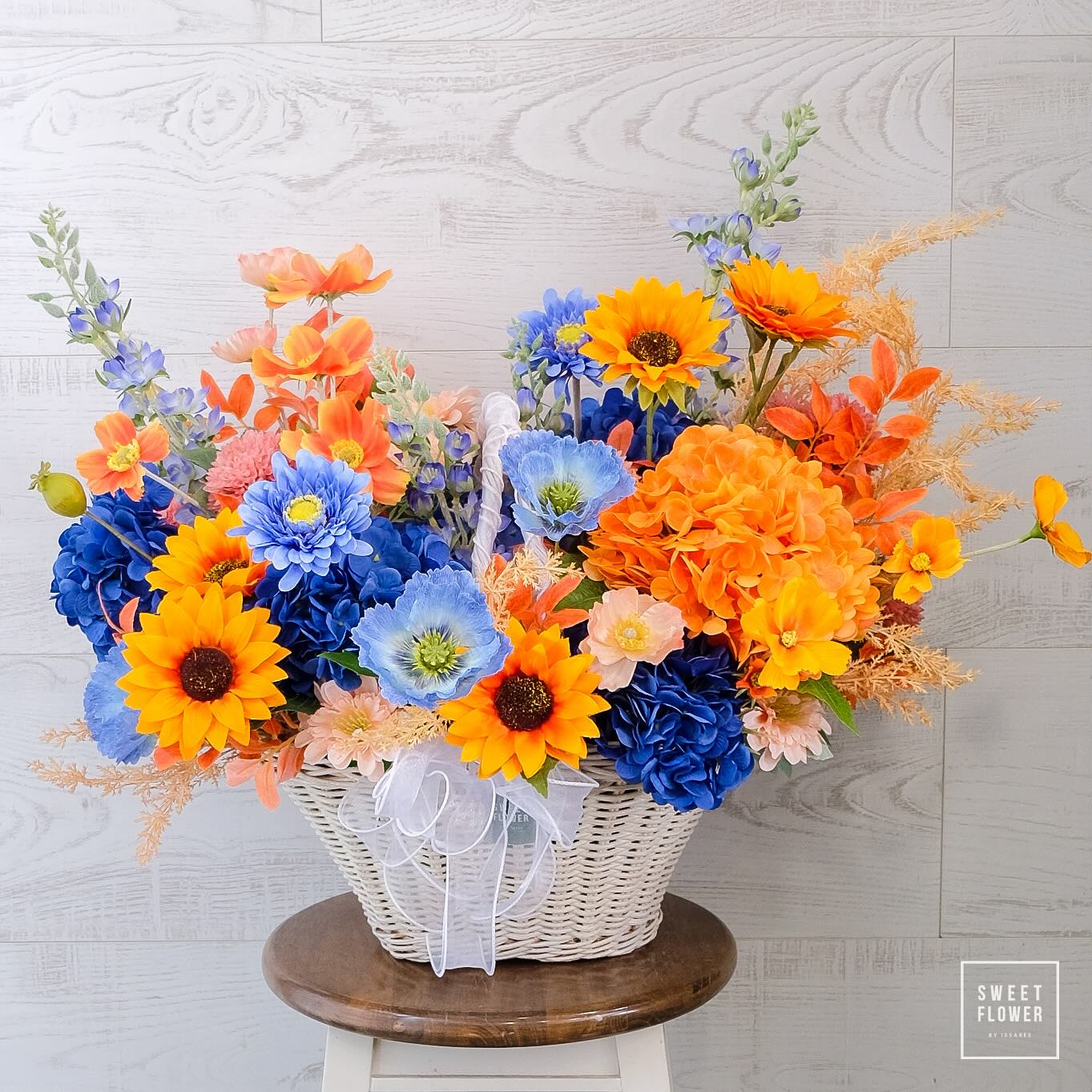 ตะกร้า หลากสี สดใส ดอกไม้หลัก ดอกไม้ปลอม — ผลงานร้านดอกไม้ Sweetflower by Issaree — ภาพที่ 1 จาก 2