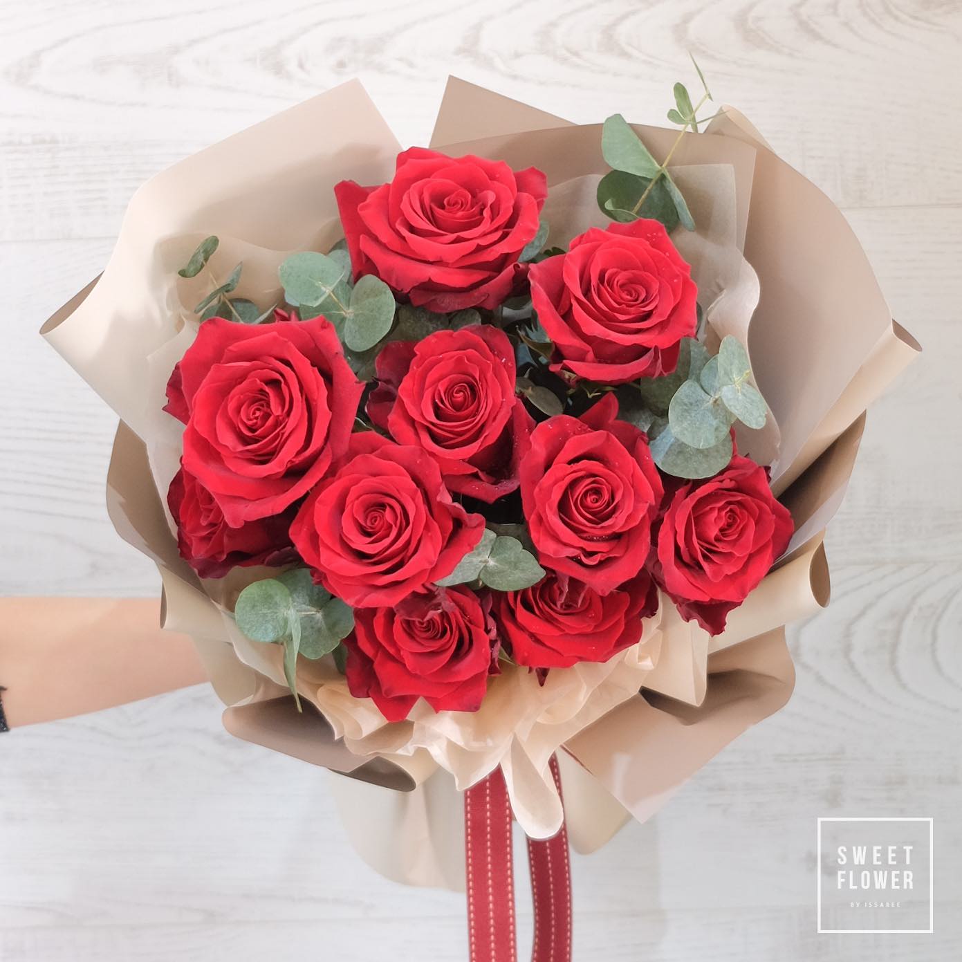 ช่อ แดงโรแมนติก คลาสสิก ดอกไม้หลัก กุหลาบ ยูคาลิปตัส/ใบไม้ — ผลงานร้านดอกไม้ Sweetflower by Issaree — ภาพที่ 4 จาก 4