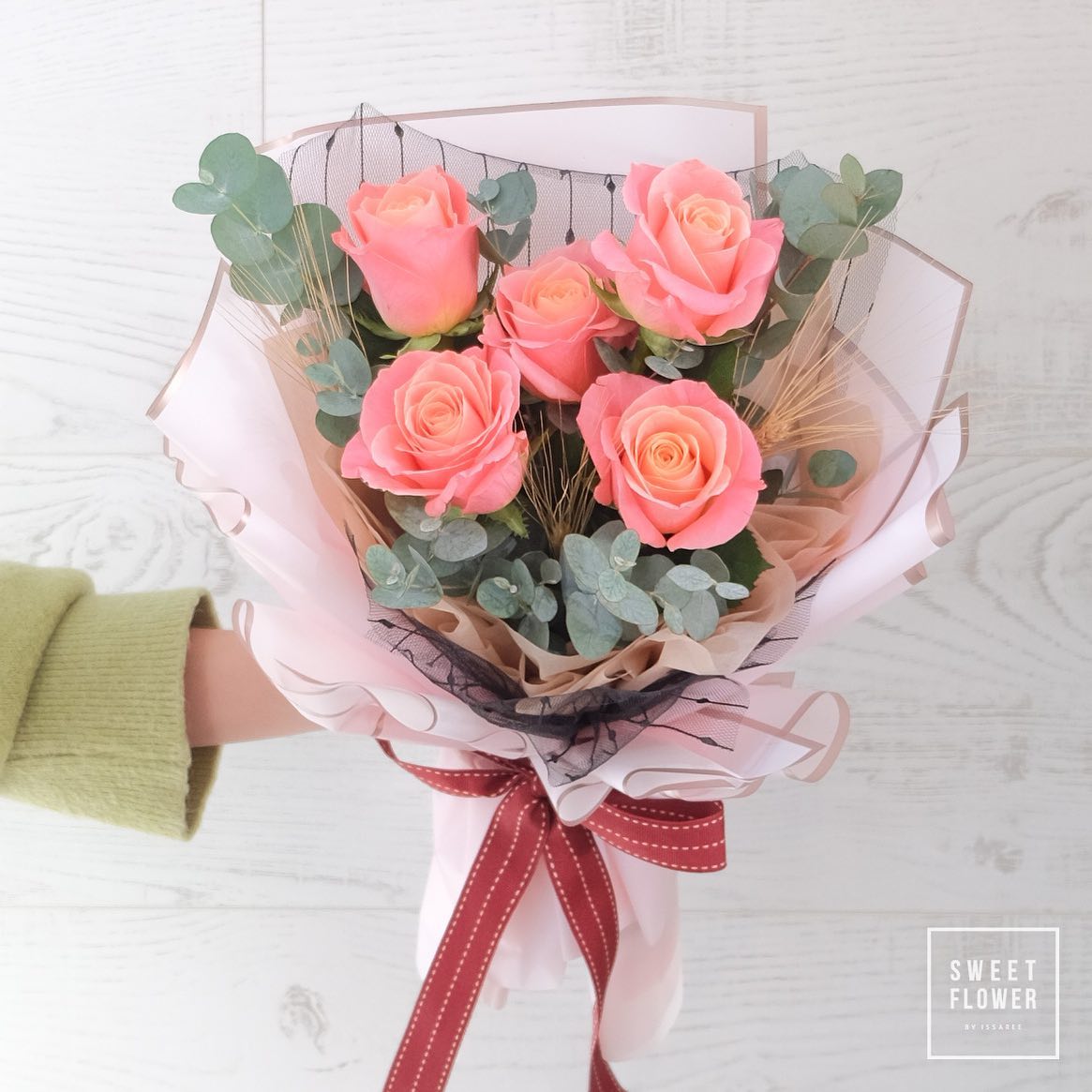 ช่อ แดงโรแมนติก หวาน ดอกไม้หลัก กุหลาบ ยูคาลิปตัส/ใบไม้ — ผลงานร้านดอกไม้ Sweetflower by Issaree — ภาพที่ 1 จาก 1