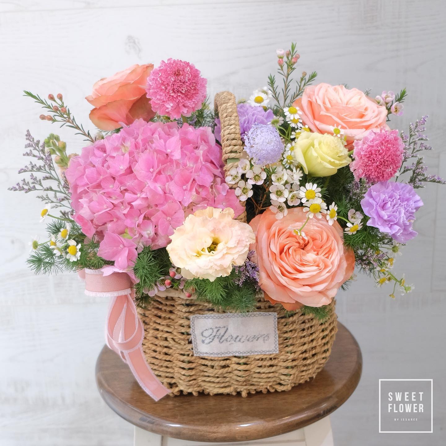 ตะกร้า หลากสี หวาน ดอกไม้หลัก กุหลาบ ไฮเดรนเยีย คาร์เนชั่น — ผลงานร้านดอกไม้ Sweetflower by Issaree — ภาพที่ 4 จาก 4